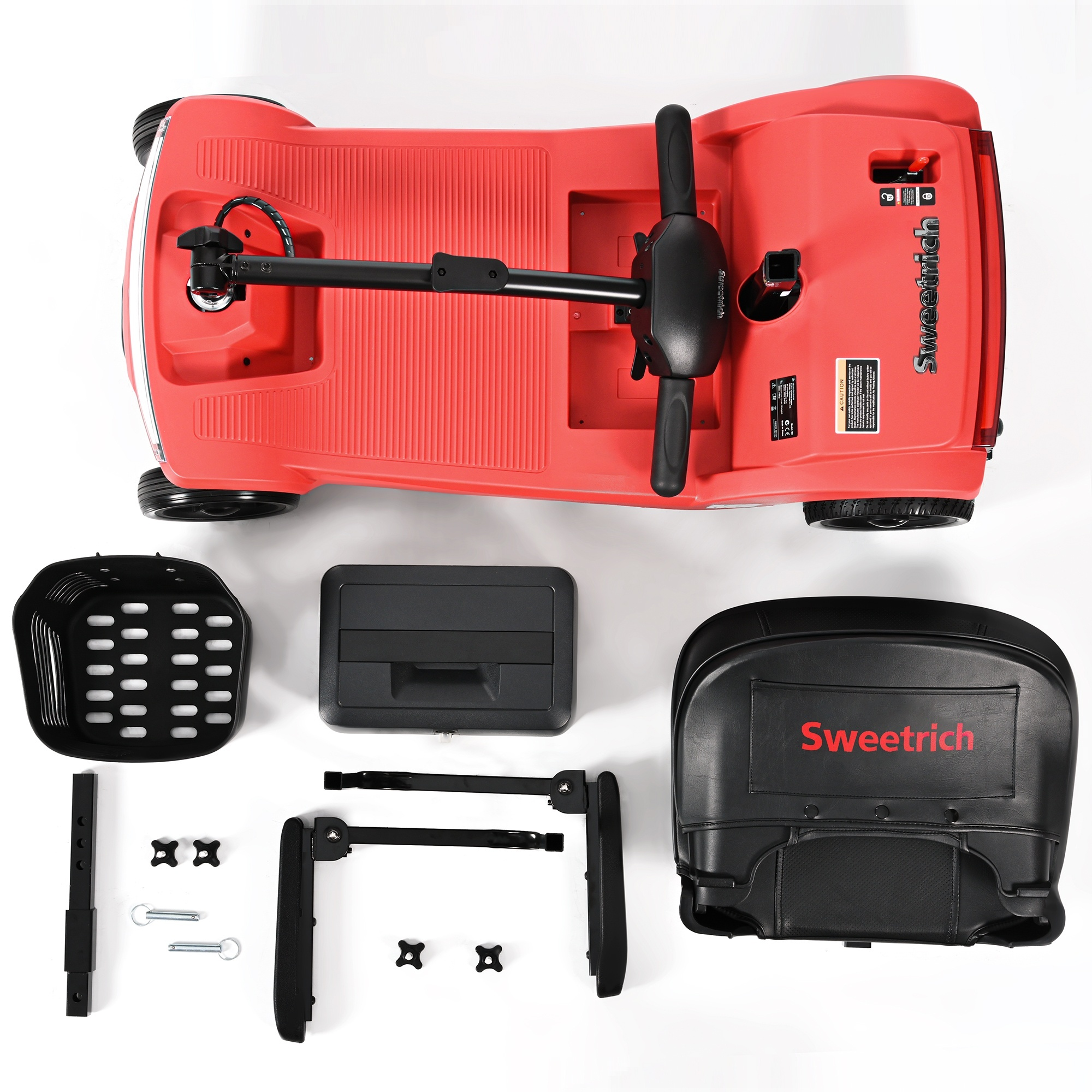 Czerwony skuter Sweetrich z czarnymi akcesoriami, w tym koszem, siedzeniem i podłokietnikami, ułożony na białej powierzchni.