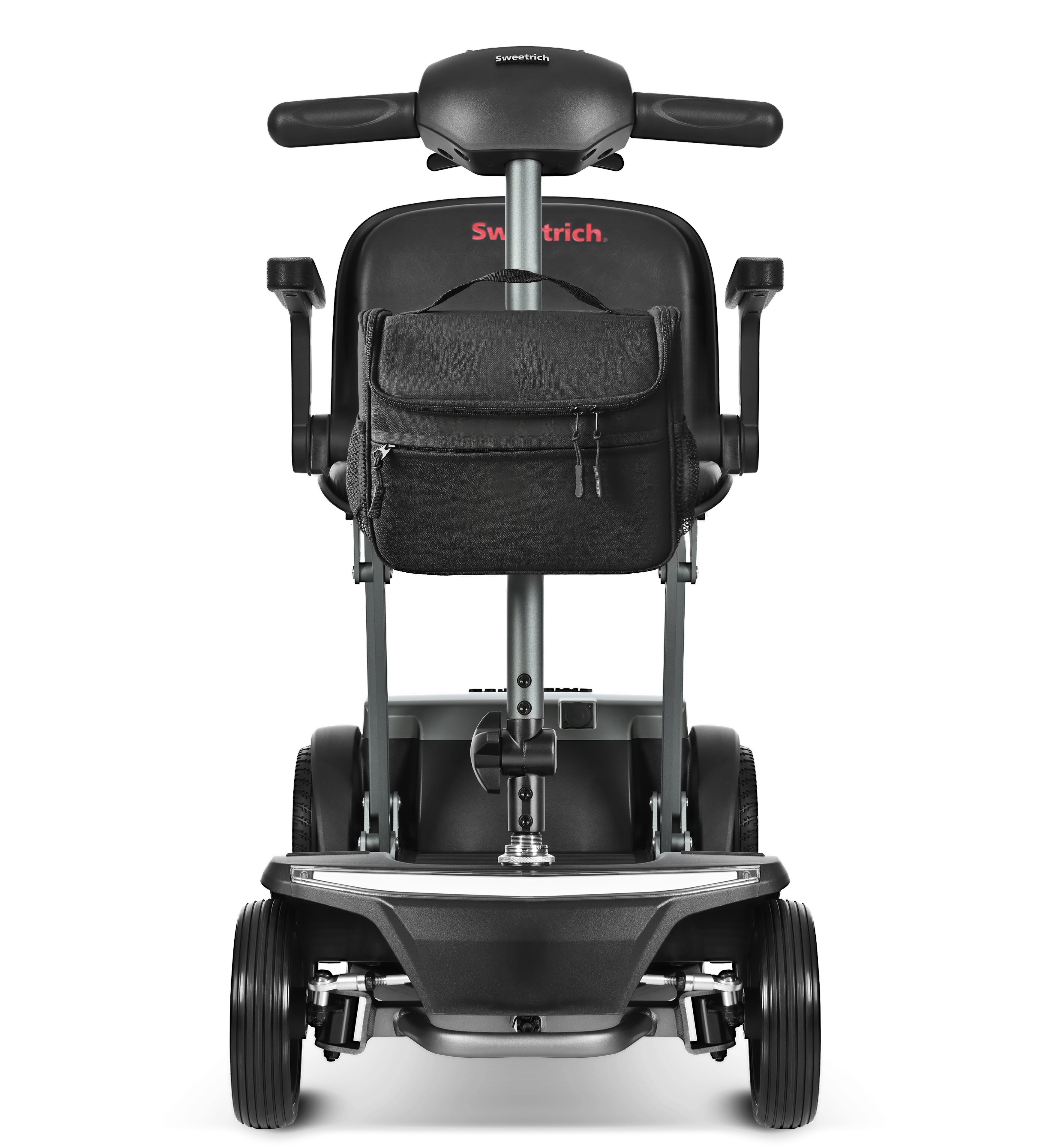 Czarny skuter inwalidzki Sweetrich. Ma siedzenie, torbę do przechowywania i cztery koła. Tło jest białe.