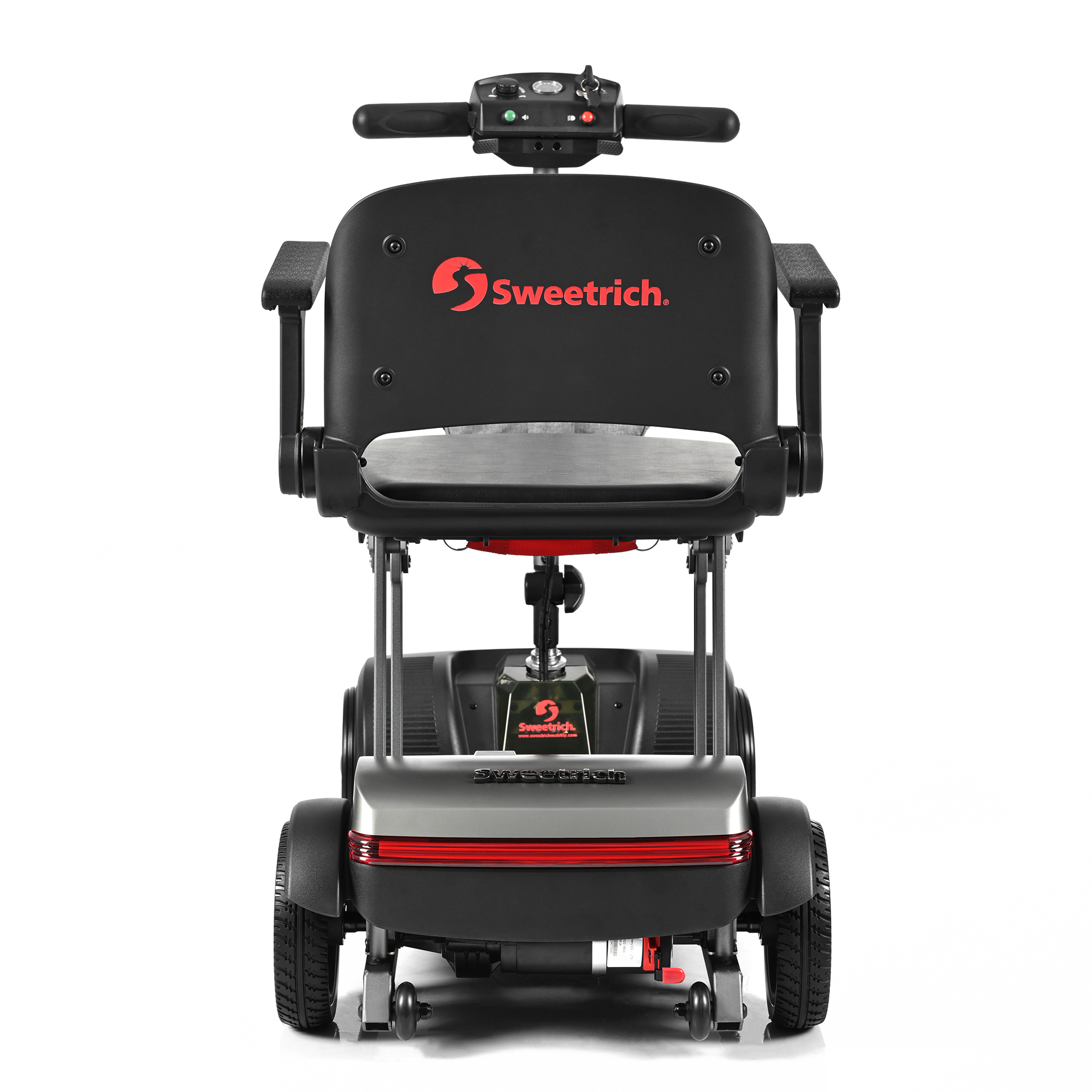 Skuter inwalidzki Sweetrich, czarne siedzenie z czerwonym logo, szary korpus, czarne opony i czerwone światło tylne, na białym tle.