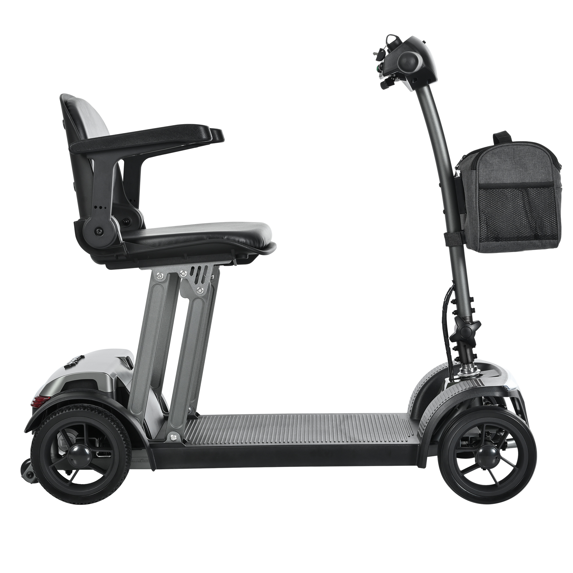 Skuter inwalidzki z siedzeniem, kierownicą i torbą do przechowywania. Jest czarny i szary na białym tle.