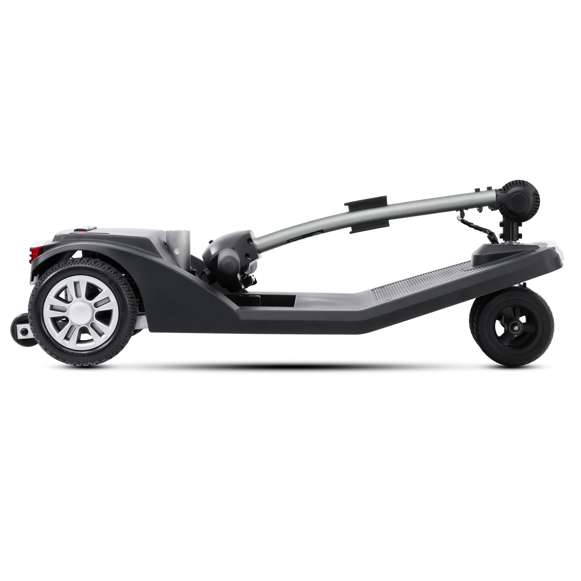 Złożona, czarna hulajnoga elektryczna, widok z boku. Ma dwa koła, kierownicę i platformę na stopy na białym tle.