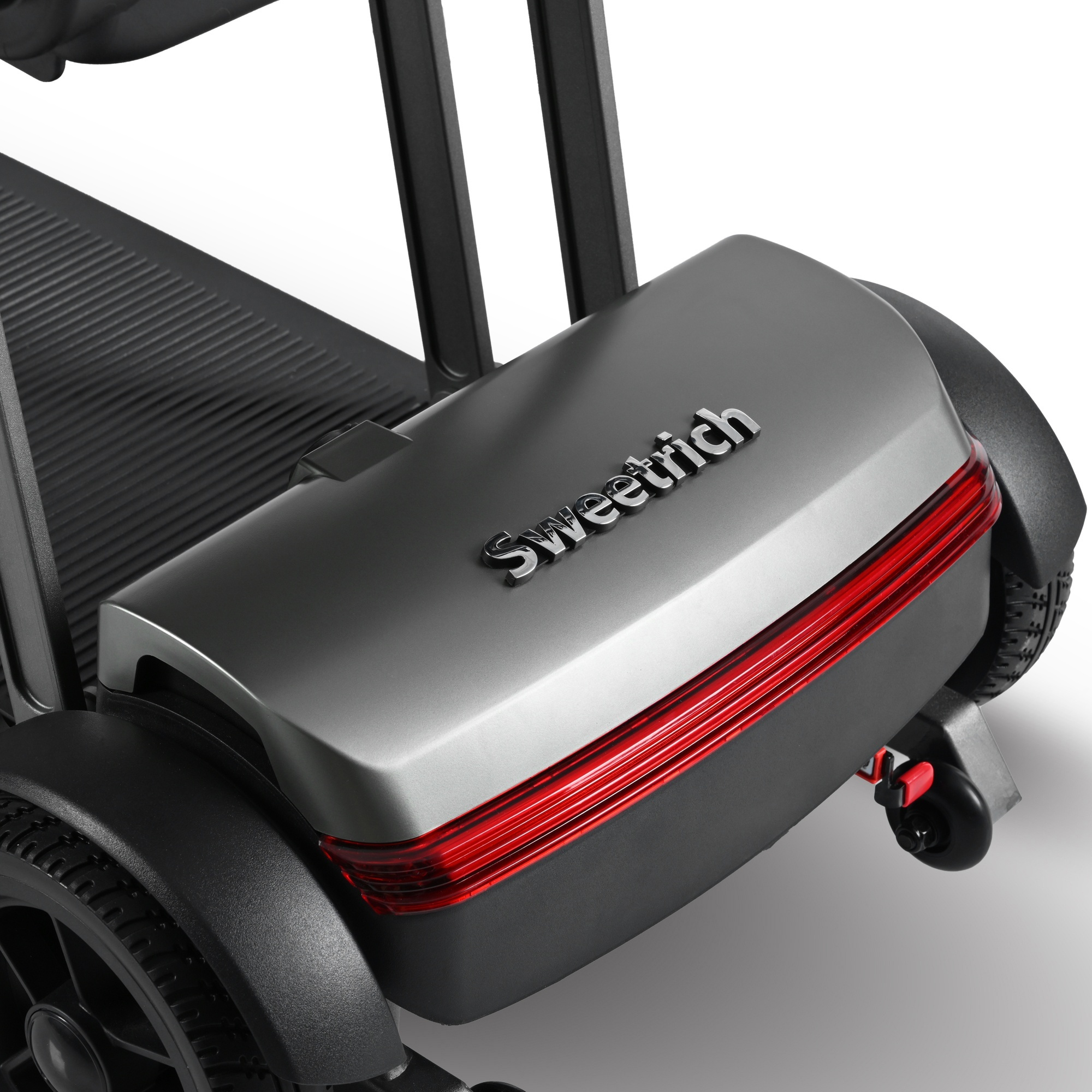 Zbliżenie skutera z marką 'Sweetrich'. Skuter ma szare i czarne elementy oraz czerwone światła.