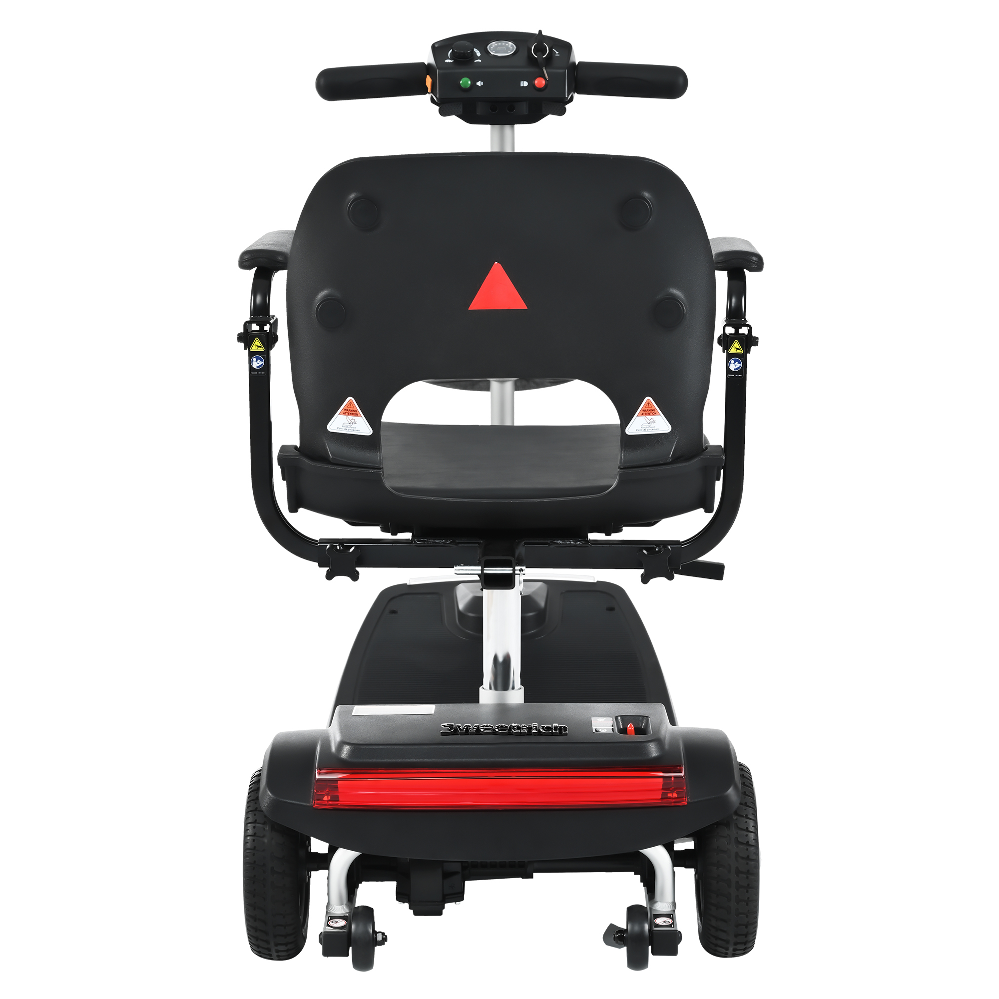 Czarny skuter inwalidzki, widok z przodu, z czerwonym trójkątem na oparciu. Ma czarne koła i czerwone światło.