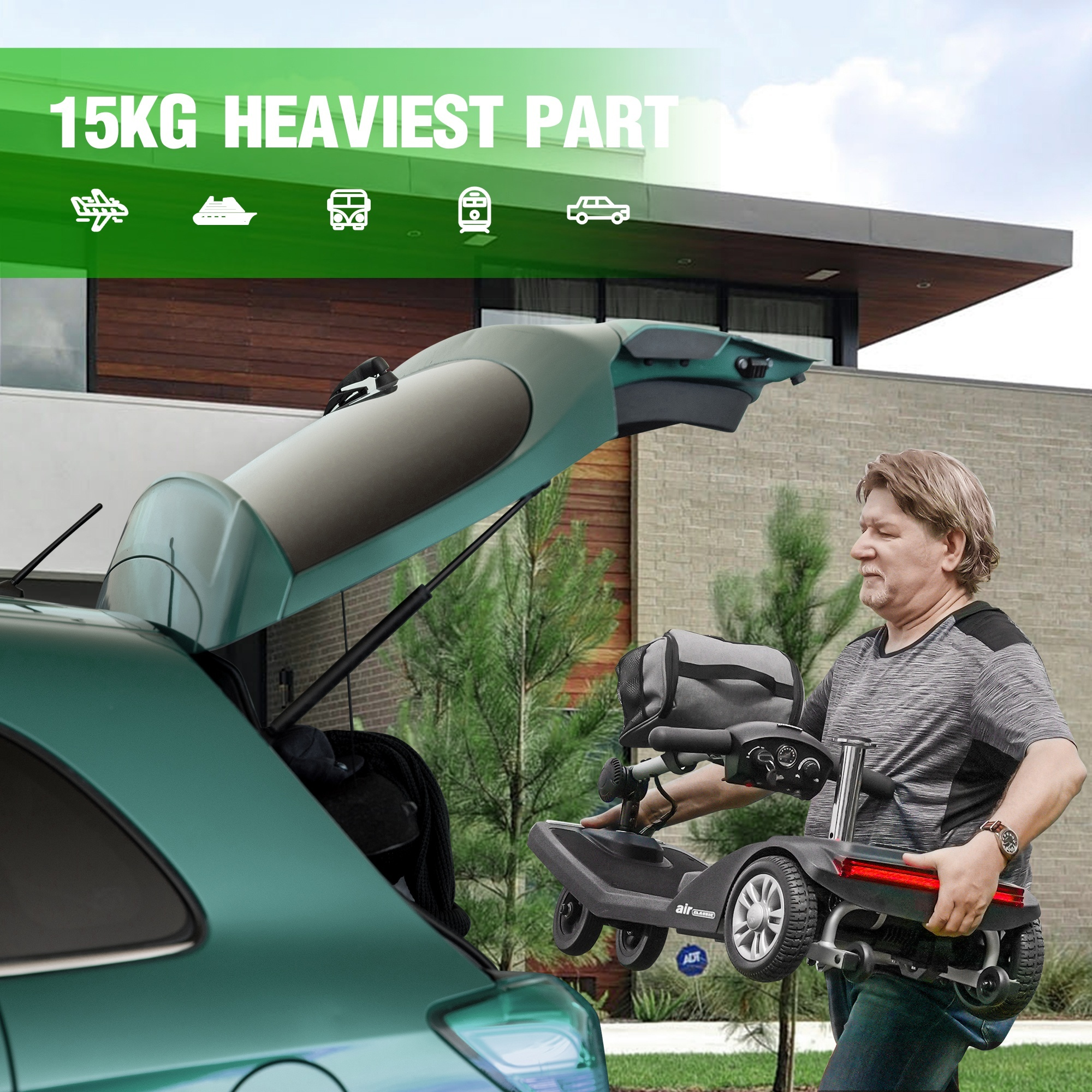 Mężczyzna ładuje skuter inwalidzki do bagażnika samochodu. Skuter jest czarny i szary. Samochód jest turkusowy.