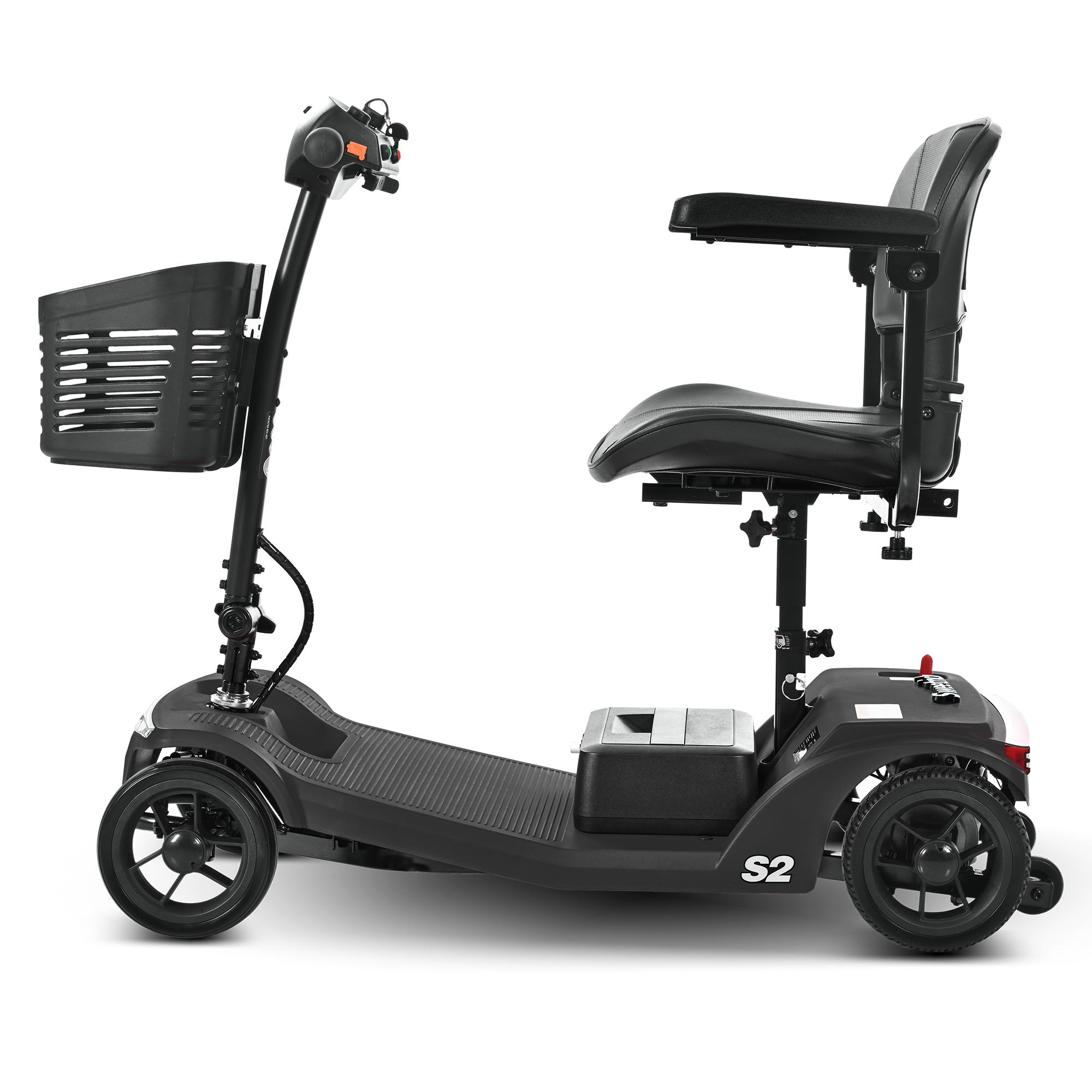 Czarny skuter inwalidzki z koszem, siedzeniem i kołami. Znajduje się na białym tle. Marka to S2.