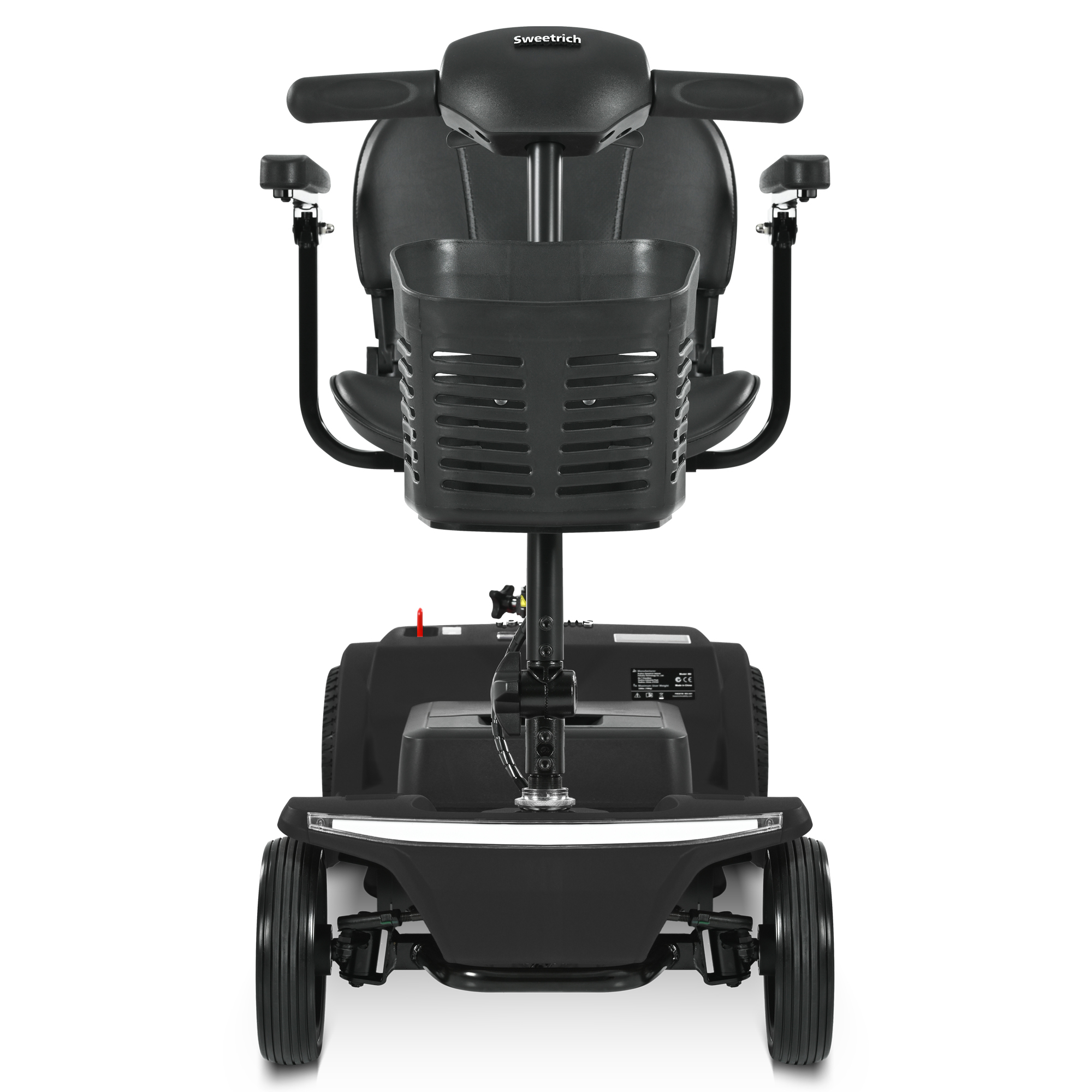 Czarny skuter inwalidzki z koszem, siedzeniem i podłokietnikami. Ma cztery koła i białe tło.