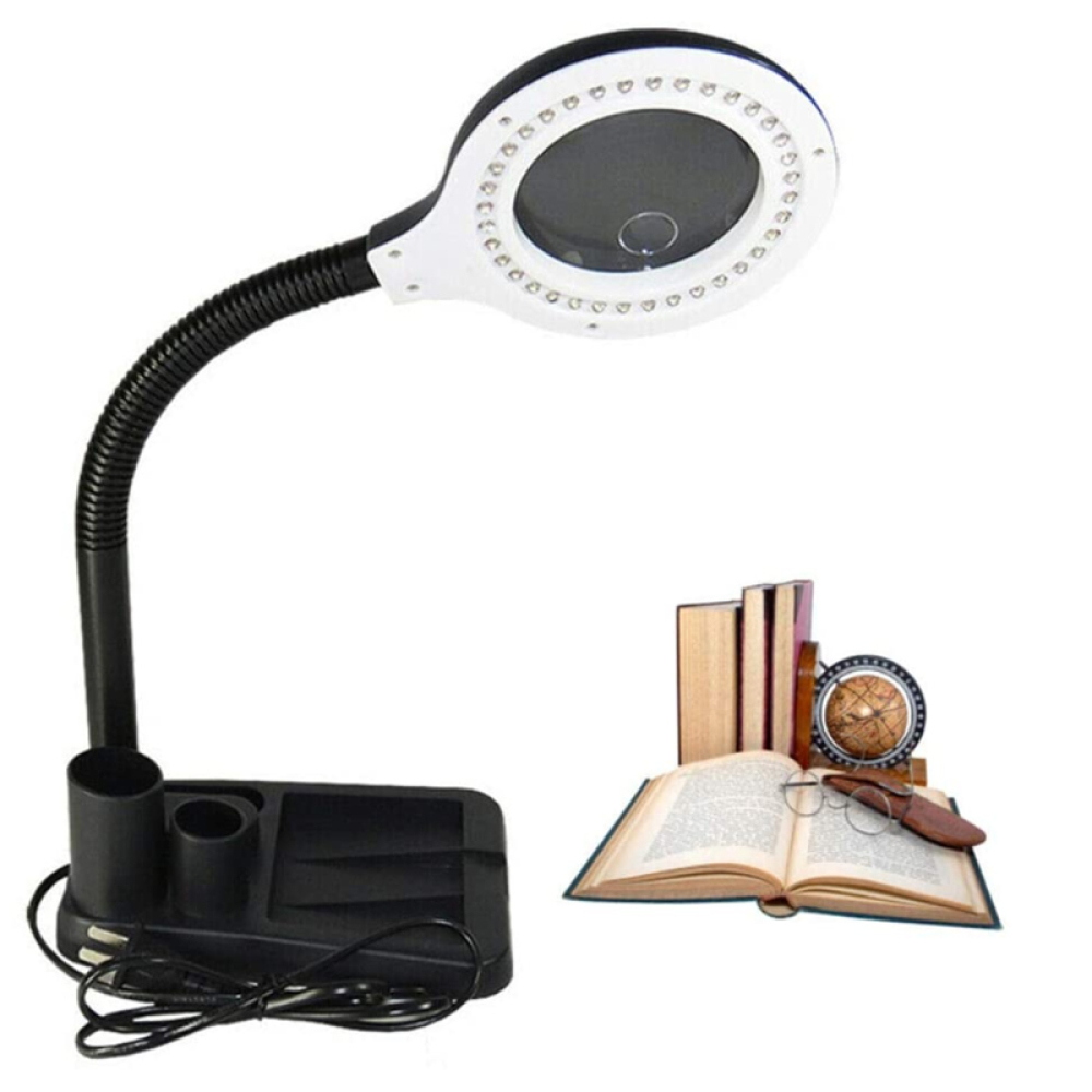 Eine Lupe beleuchtet Bücher, einen Globus und eine Brille. Ein schwarzer Sockel hält die Lampe, und ein Netzkabel geht davon aus.