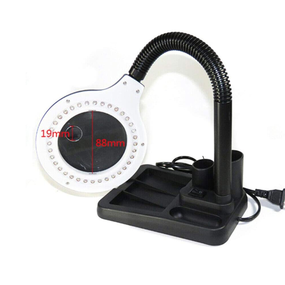 Eine weiße Lupe mit LED-Leuchten. Die Lampe hat einen flexiblen schwarzen Hals und steht auf einem schwarzen Sockel mit Fächern.