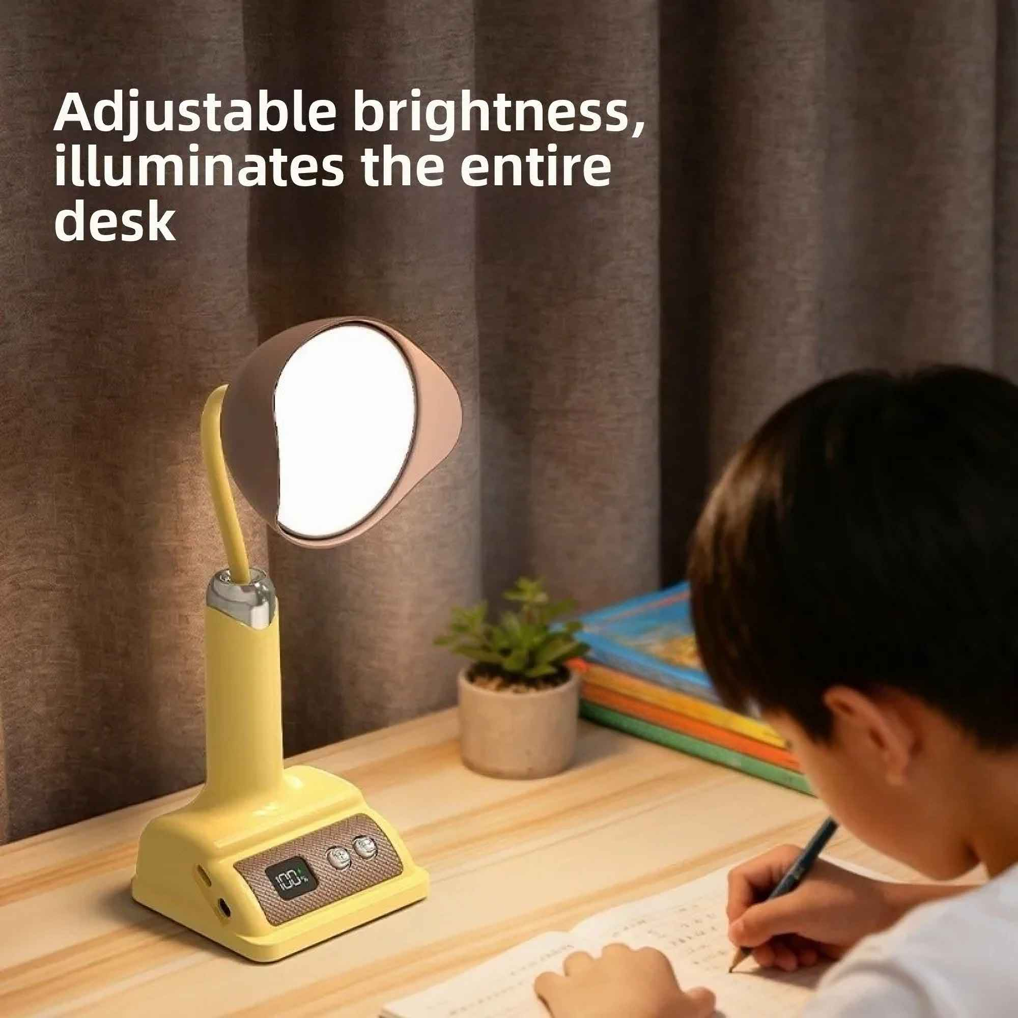 Eine gelbe Schreibtischlampe beleuchtet einen Schreibtisch. Eine Person schreibt. Eine kleine Pflanze ist im Hintergrund.