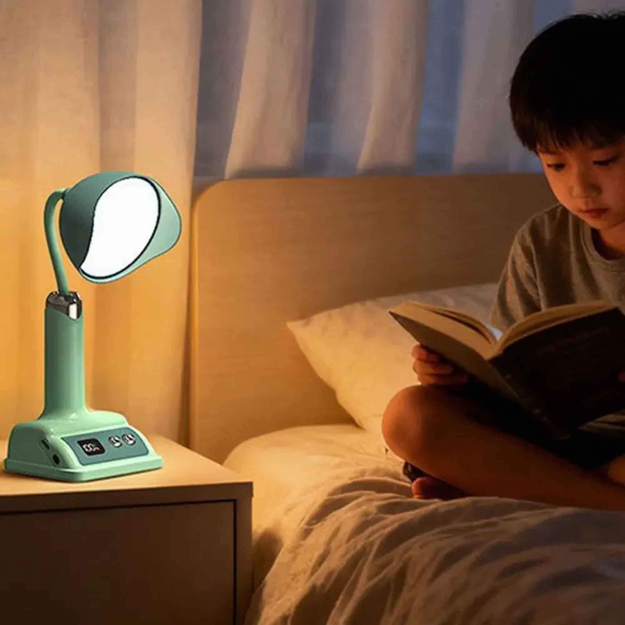 Ein Kind liest unter einer grünen Schreibtischlampe in einem Schlafzimmer. Die Lampe steht auf einem Nachttisch neben dem Bett.