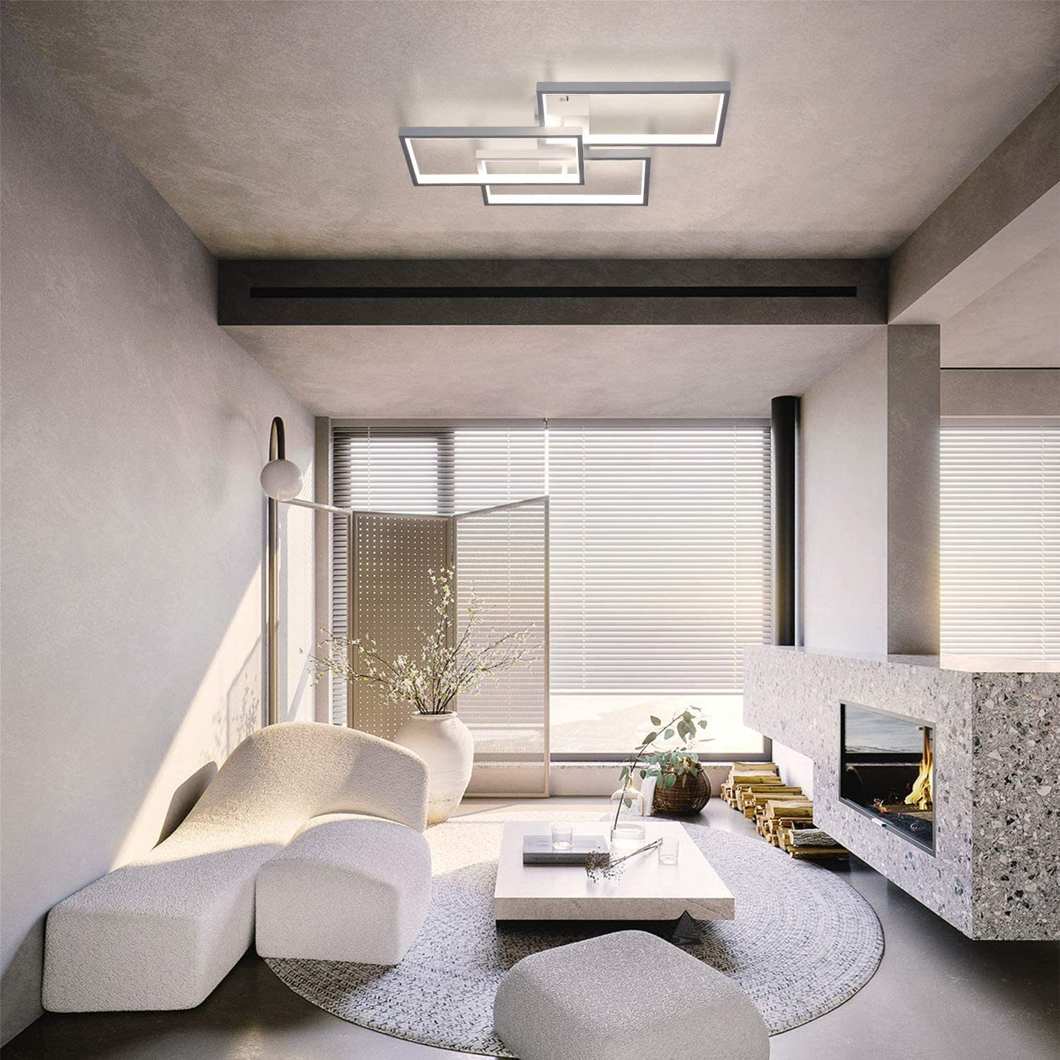 Soggiorno dal design moderno. Dispone di camino, divano bianco e tappeto rotondo. Ampia finestra con persiane e un'elegante lampada da soffitto.