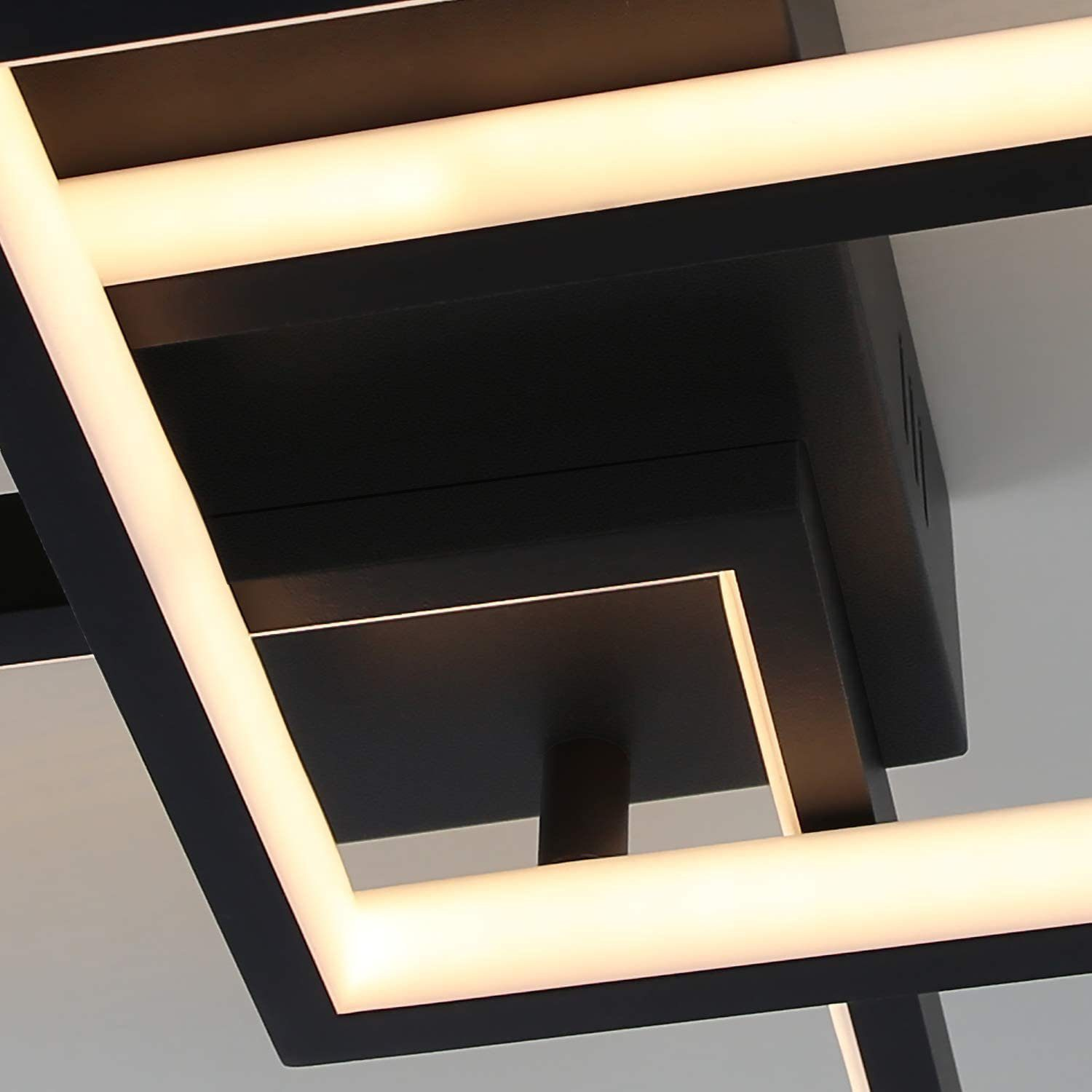 Lampada da soffitto geometrica in bianco e nero. Forme rettangolari con luce bianca brillante all'interno dei telai.