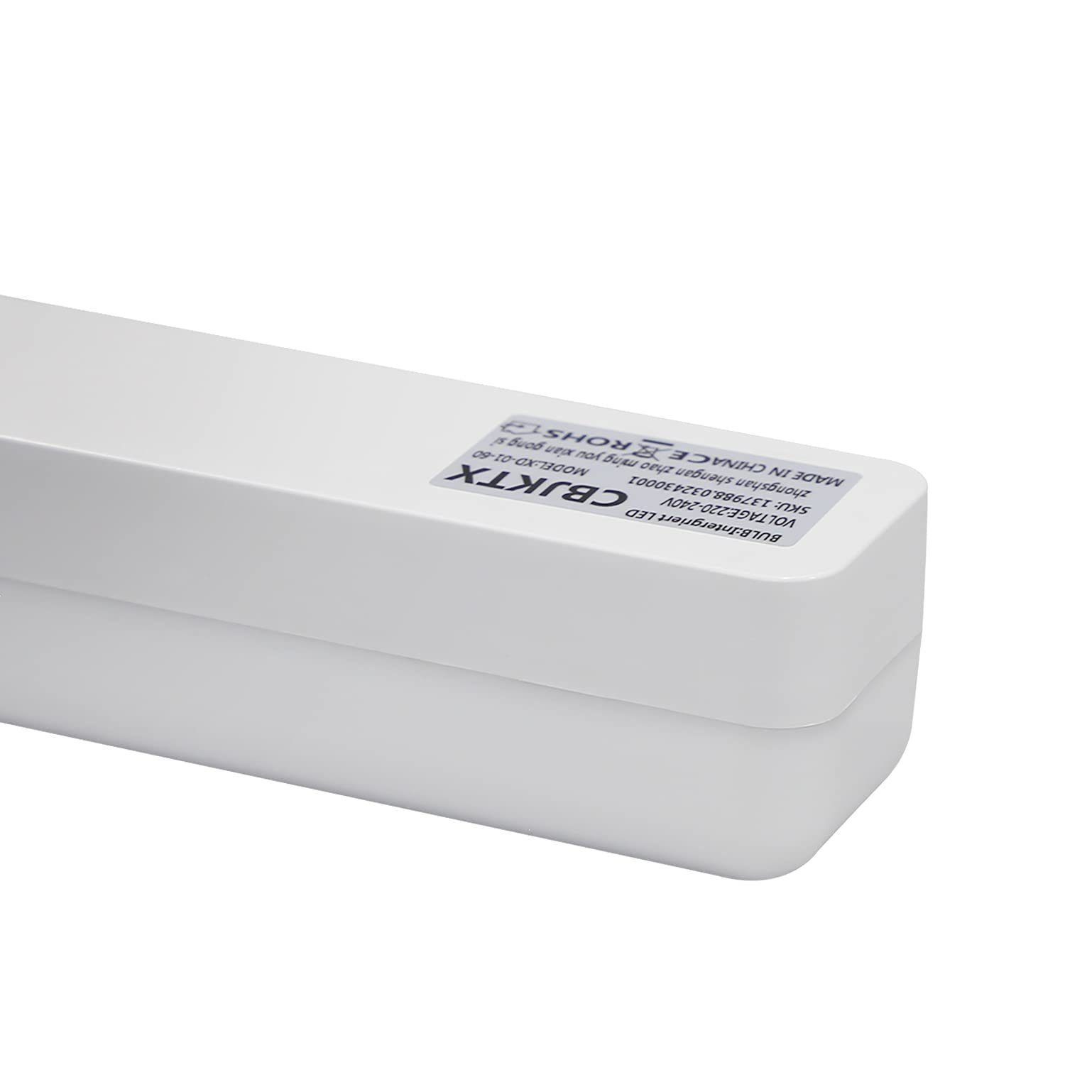 Biała lampa LED z etykietą. Etykieta zawiera napis 'CBJKTX', napięcie i inne szczegóły techniczne. Tło jest białe.