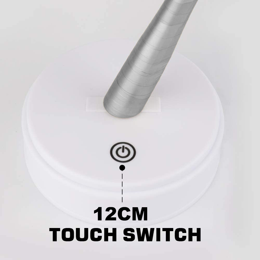 Ein weißer Lampensockel mit einem Power-Button, 12CM TOUCH SWITCH Text. Ein Metallarm erstreckt sich nach oben. Der Hintergrund ist weiß.