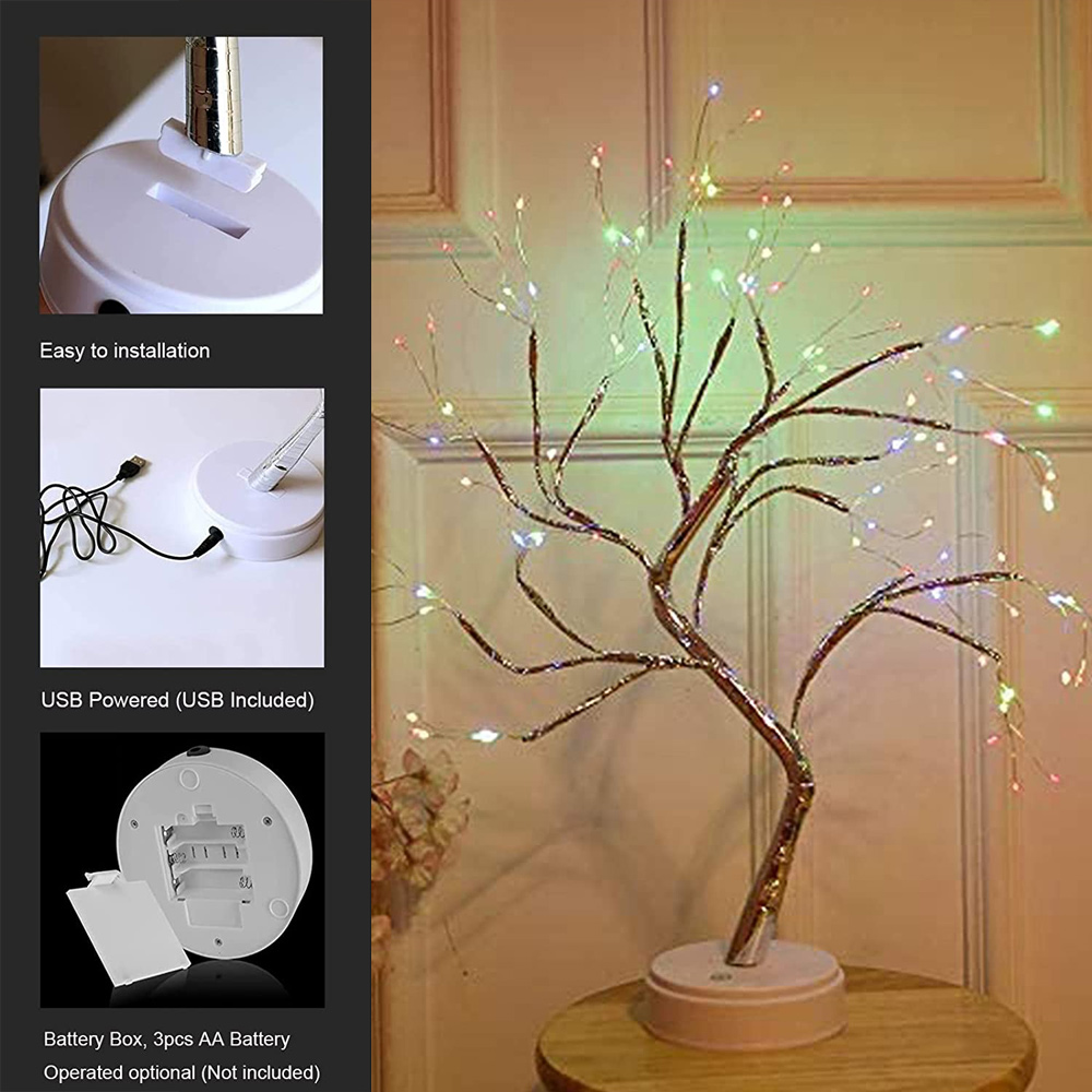 Ein dekorativer Baum mit bunten Lichtern auf einem Holztisch. Details zeigen USB-Stromversorgung und Batteriebetriebsoptionen.