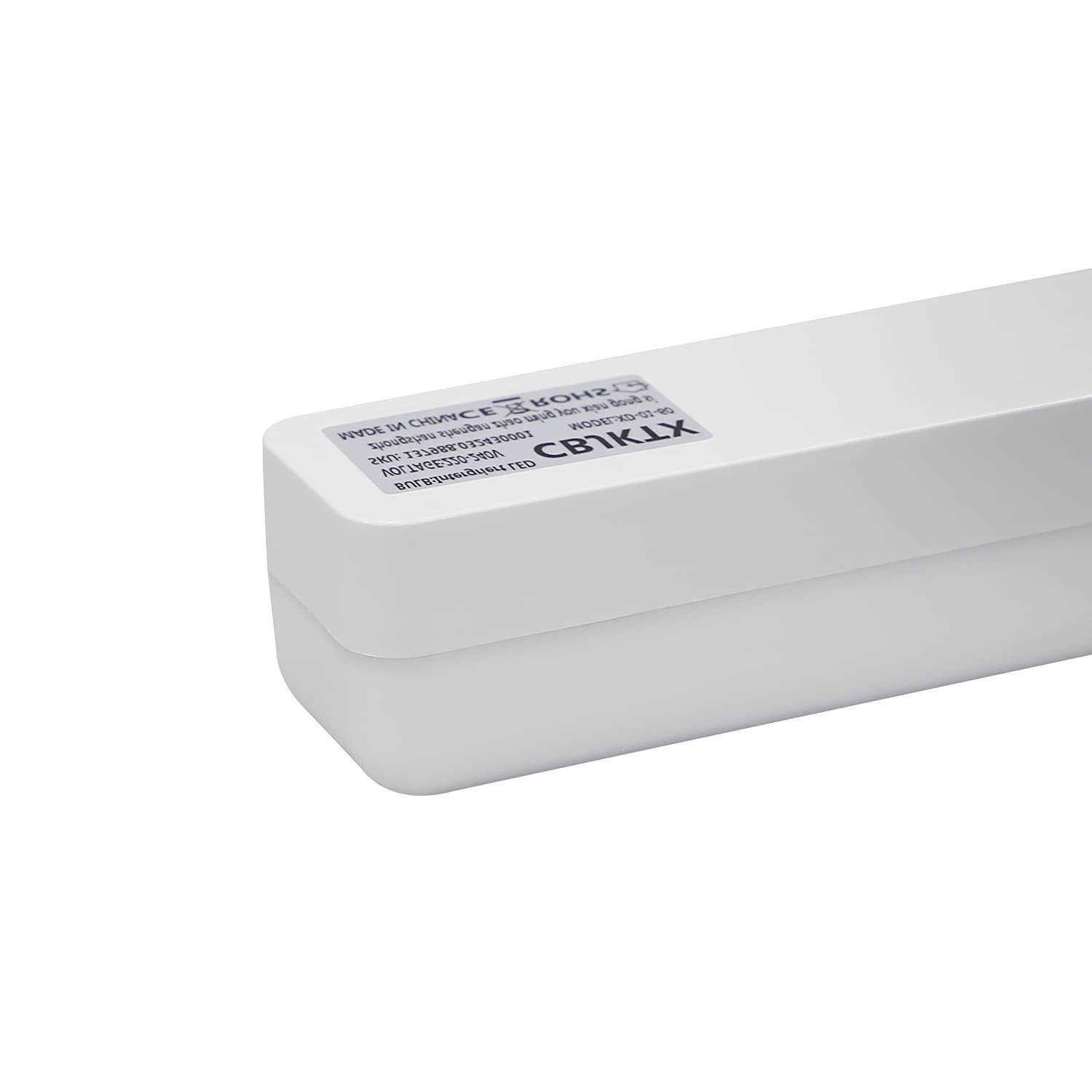 Un oggetto rettangolare bianco con un'etichetta è angolato su uno sfondo bianco. L'etichetta ha testo e un logo sulla sua superficie.