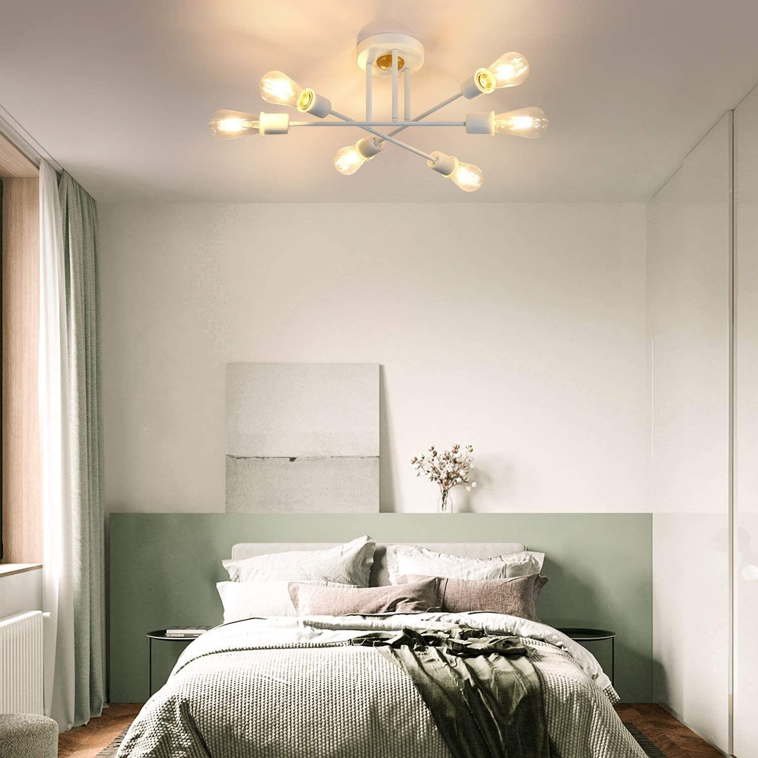 Schlafzimmer mit weißer Deckenleuchte. Ein Bett mit Kissen und einer Decke. Grüne Wand, Vorhänge und ein Fenster.
