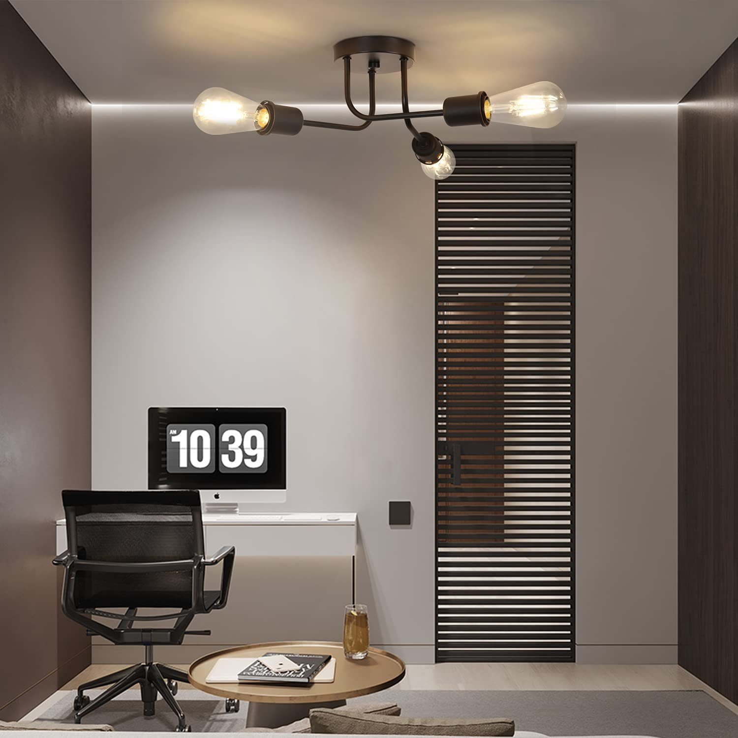 Interior con escritorio y silla. Una lámpara cuelga del techo. Un ordenador muestra 10:39. Una mesa redonda con una bebida.