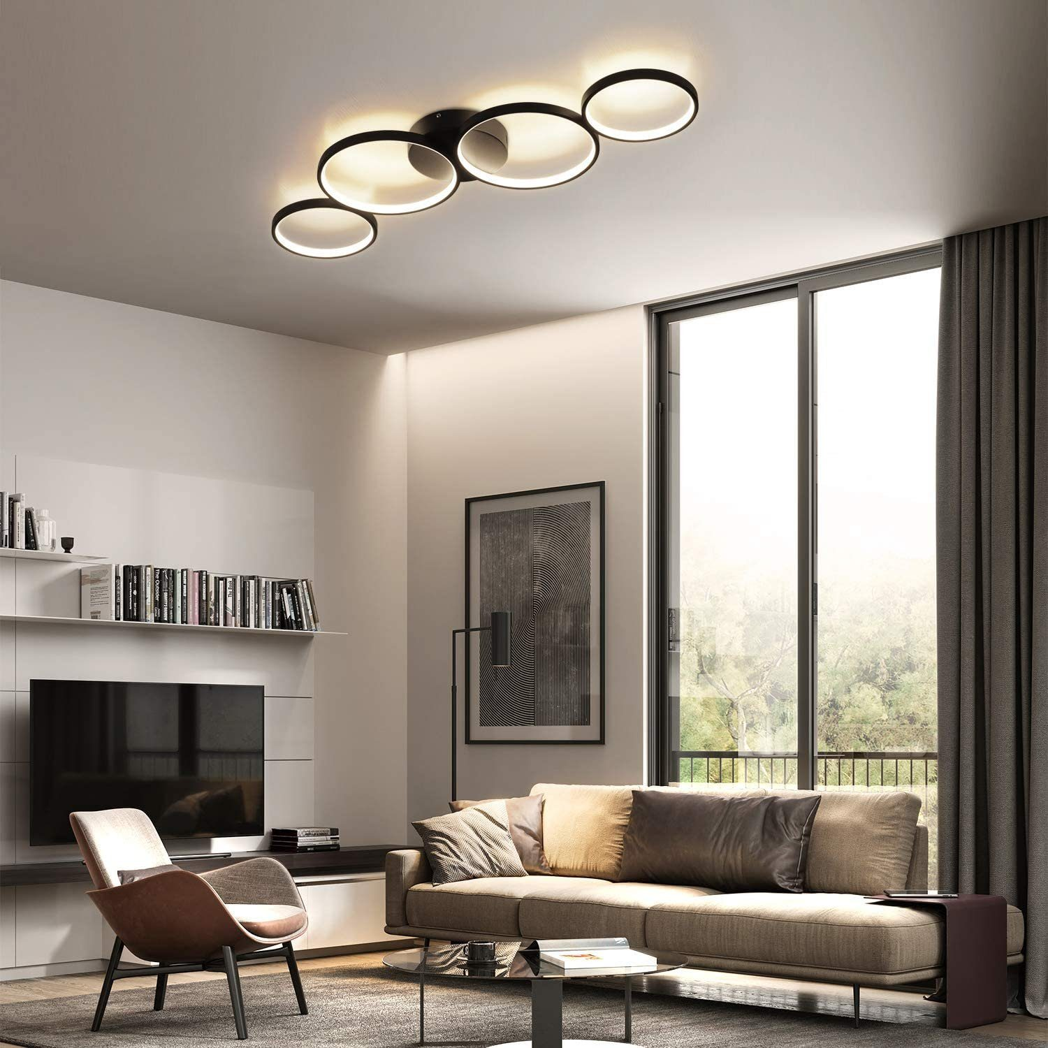 Soggiorno con divano, sedia, TV, finestra e luci circolari moderne a soffitto. I toni neutri dominano lo spazio.