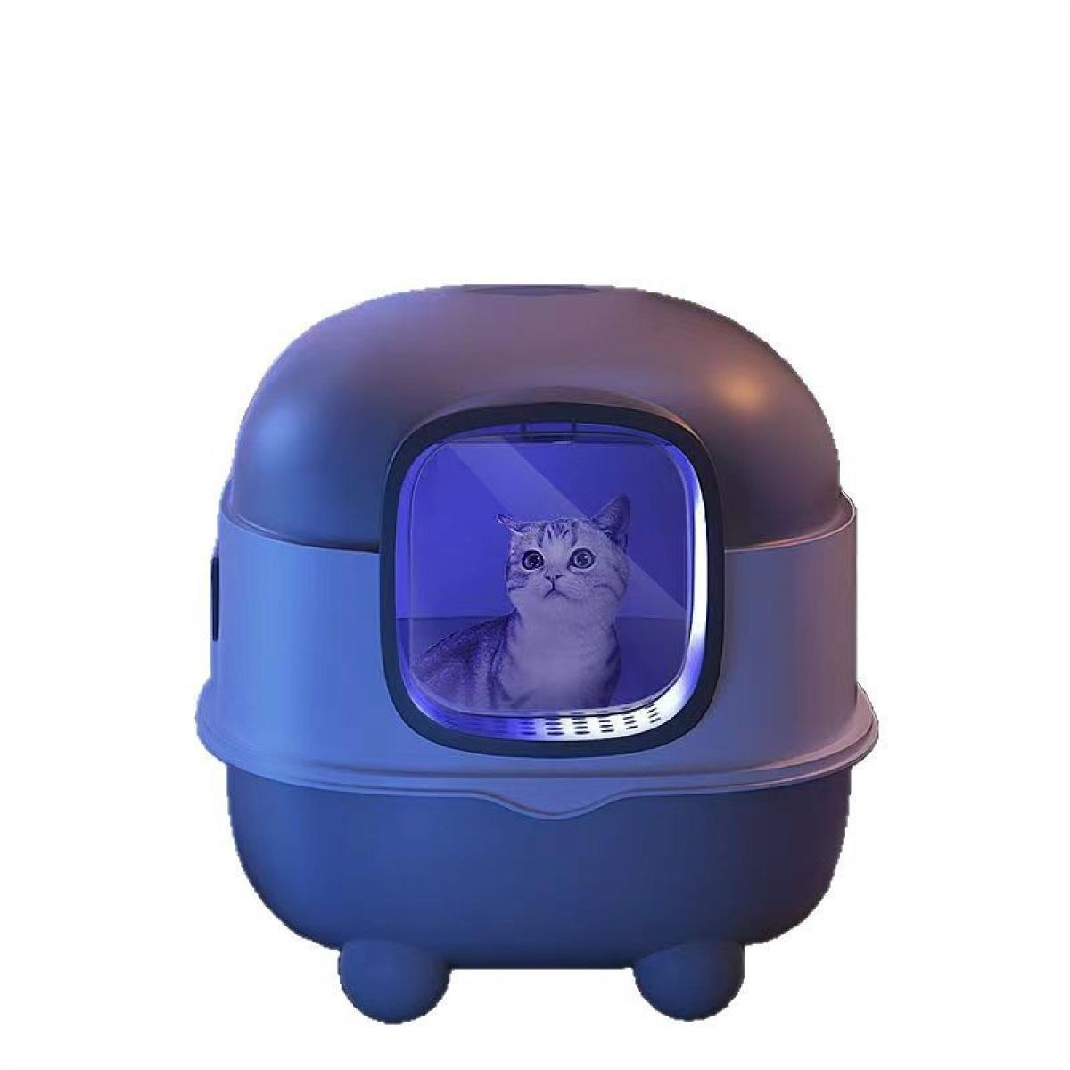 Eine Katze sitzt in einer geschlossenen blauen und grauen Katzentoilette. Die Katze hat graue Streifen. Die Box hat ein Fenster.