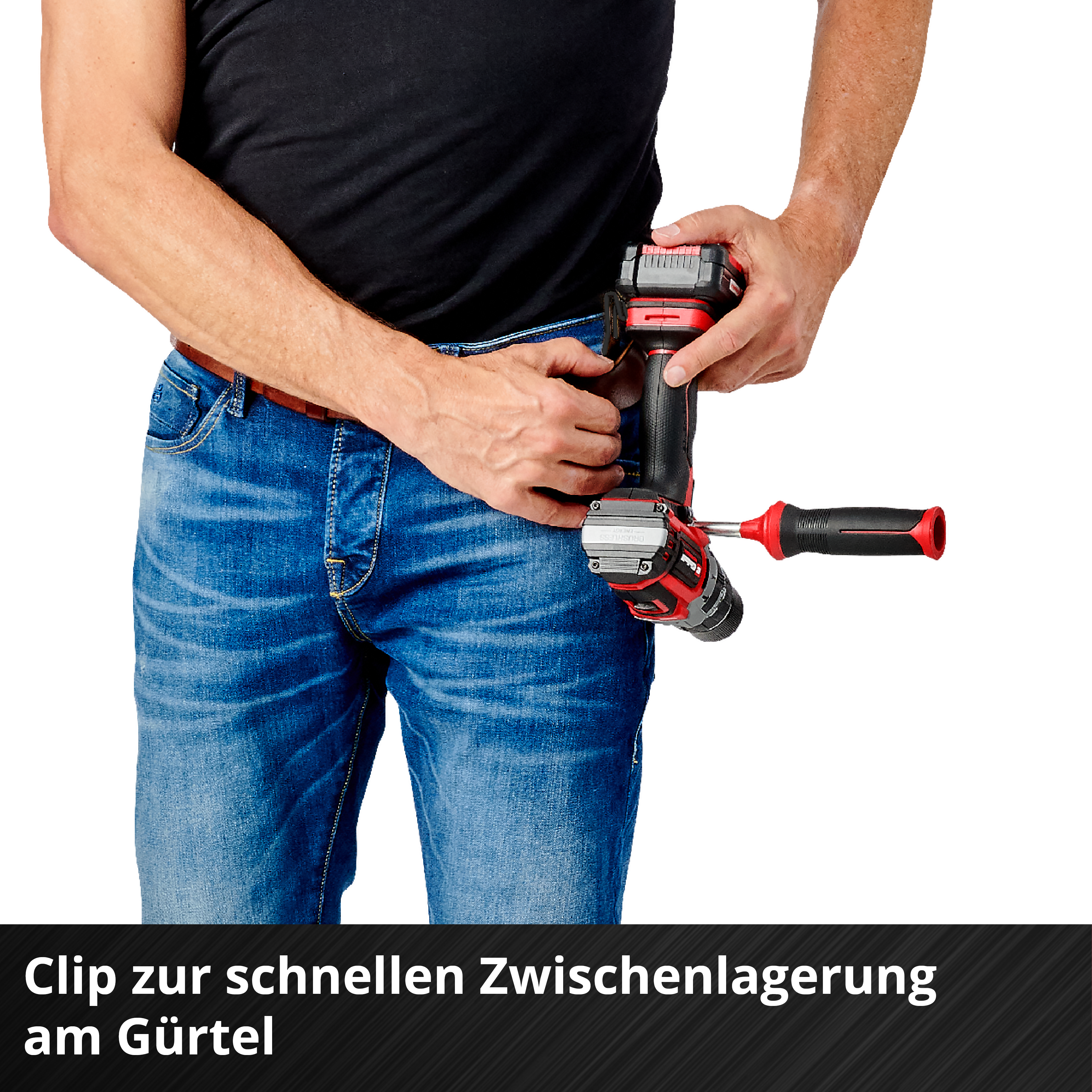 Ein Mann hält einen Bohrer. Er trägt ein schwarzes Hemd und blaue Jeans. Der Bohrer ist schwarz und rot.