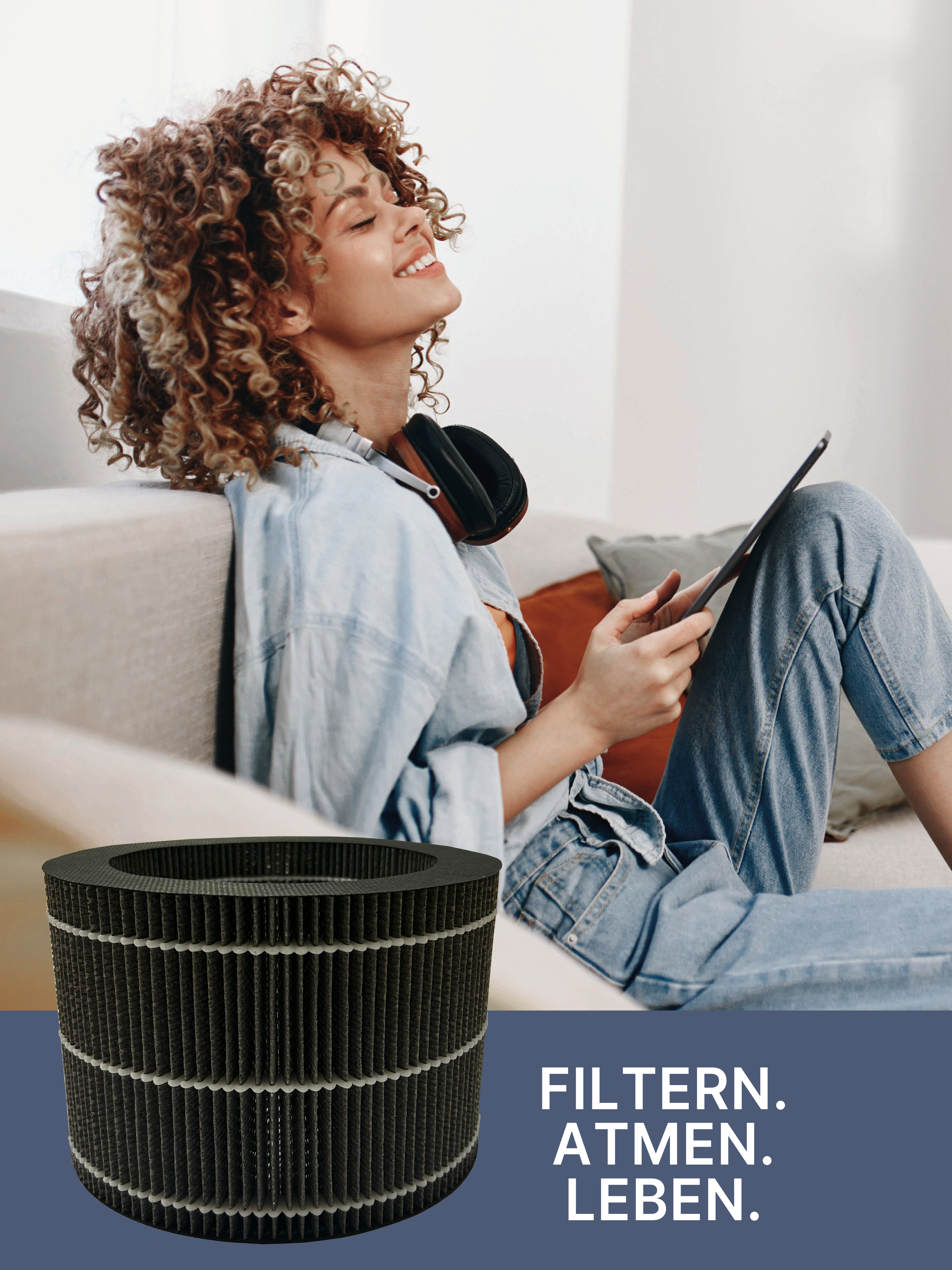 Eine Frau entspannt sich mit einem Tablet. Ein Luftfilter ist davor. Die Worte 'FILTERN. ATMEN. LEBEN.' sind zu sehen.