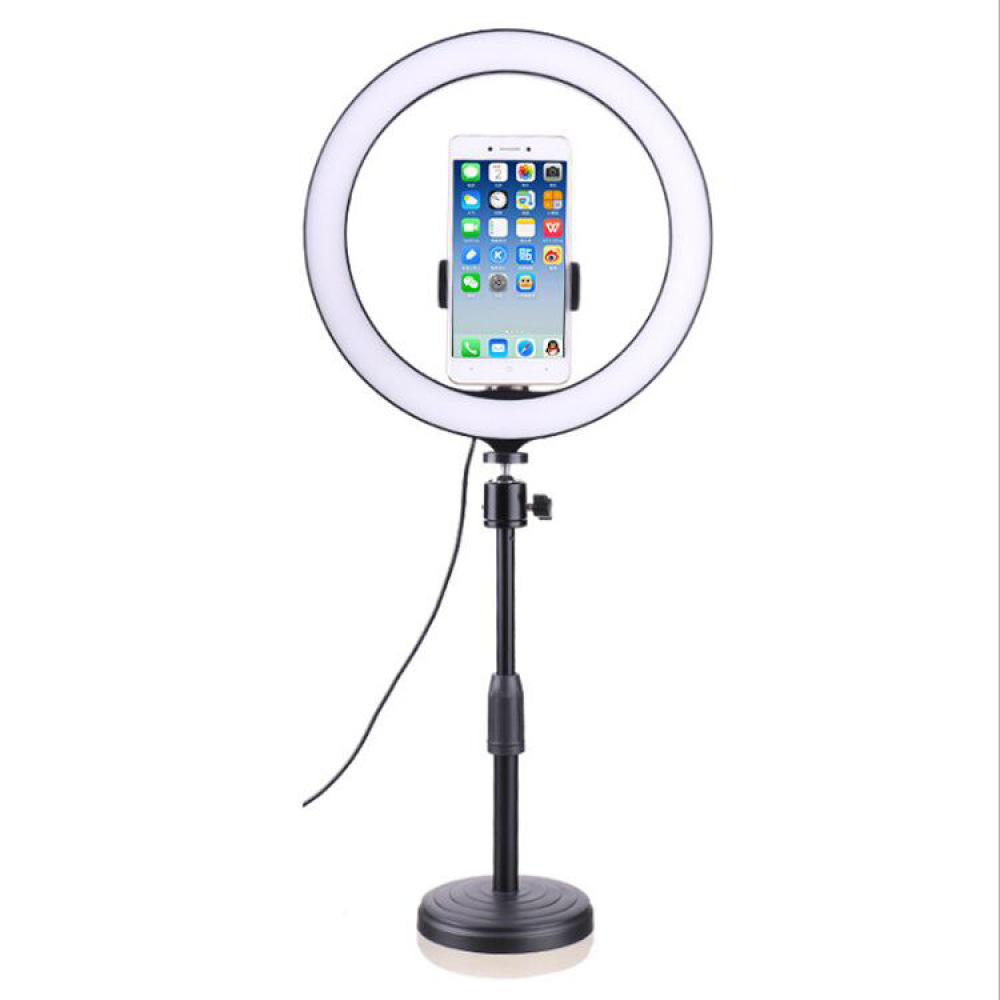 Ein Ringlicht mit einem Smartphone in der Mitte. Das Telefon wird von einem Telefonhalter gehalten. Es steht auf einem Ständer mit schwarzem Sockel.