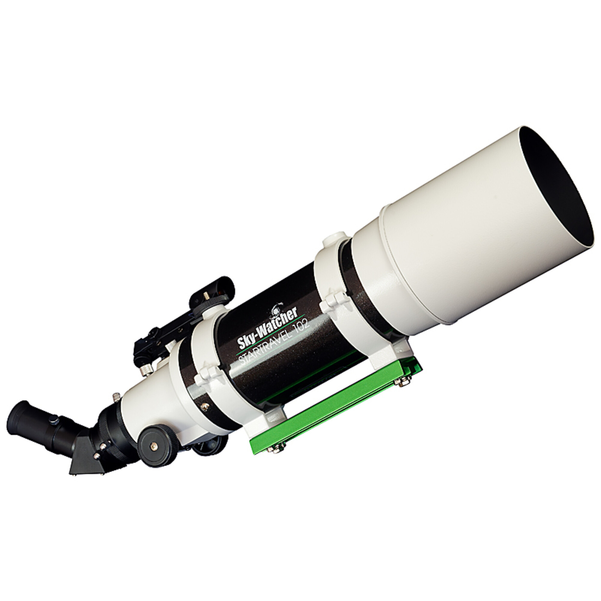 Ein Sky-Watcher StarTravel 102 Teleskop vor weißem Hintergrund. Es ist weiß und schwarz mit grünem Sockel.