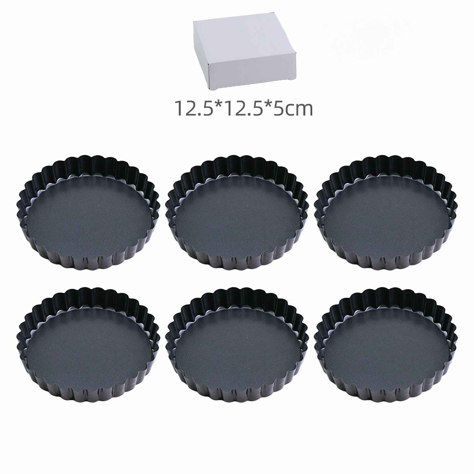Sechs schwarze Tarteformen mit geriffelten Kanten auf weißem Untergrund. Eine weiße Box und Größenangaben oben.
