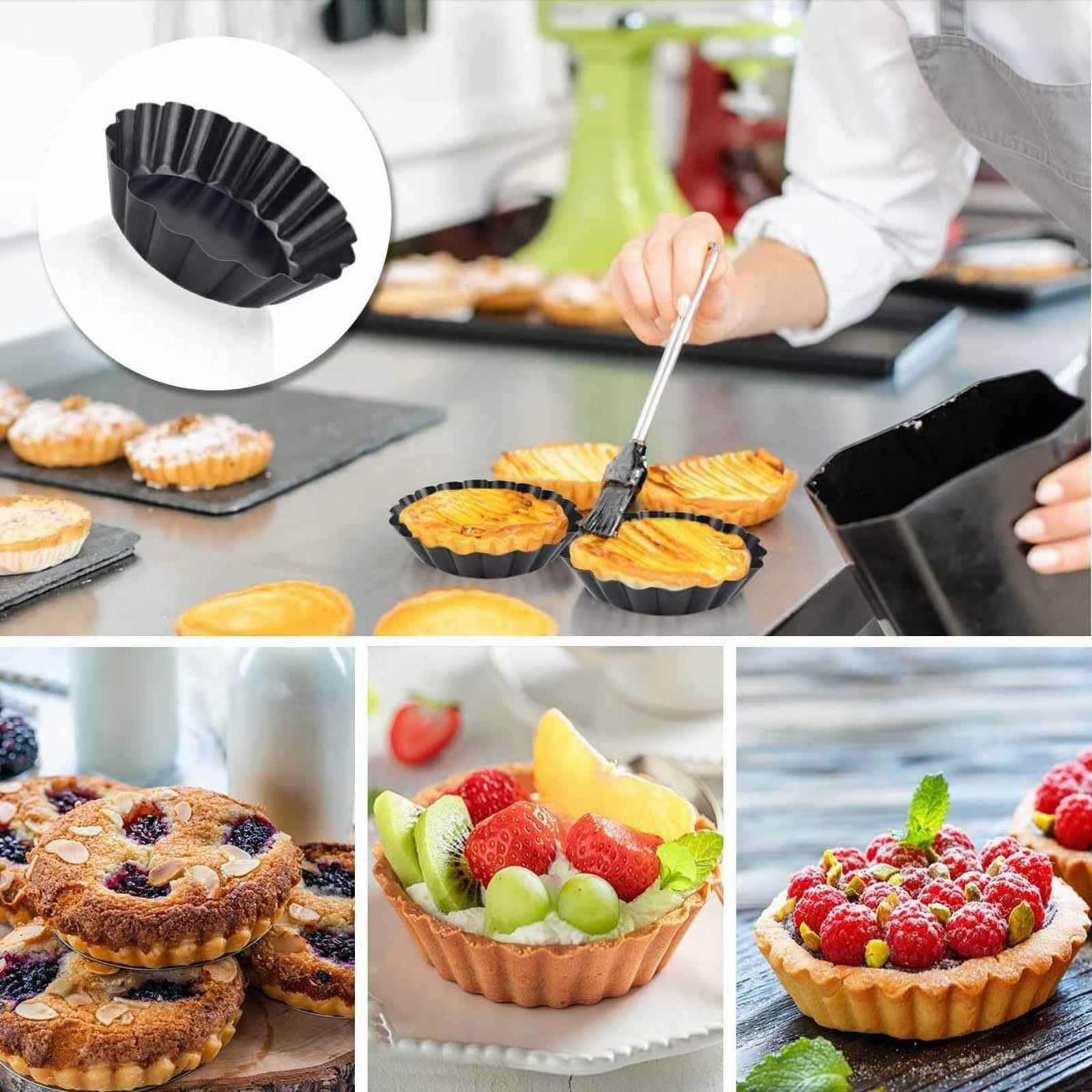 Das Bild zeigt einen Konditor, der Gebäck bestreicht. Es gibt Obsttörtchen, eine Tarteform und anderes Gebäck.