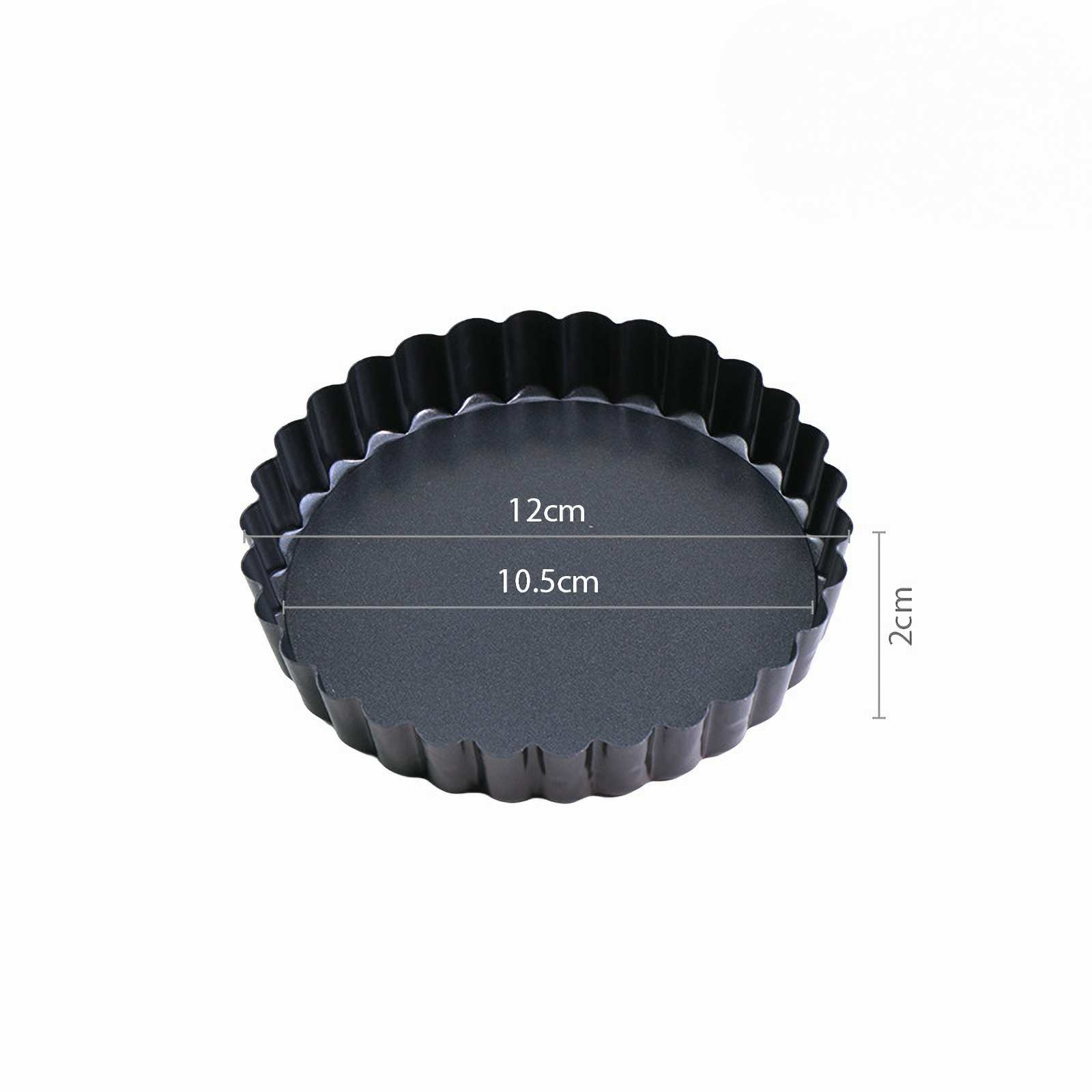 Eine runde, schwarze, geriffelte Quicheform mit den Maßen: 12 cm, 10,5 cm und 2 cm. Isoliert auf weißem Hintergrund.