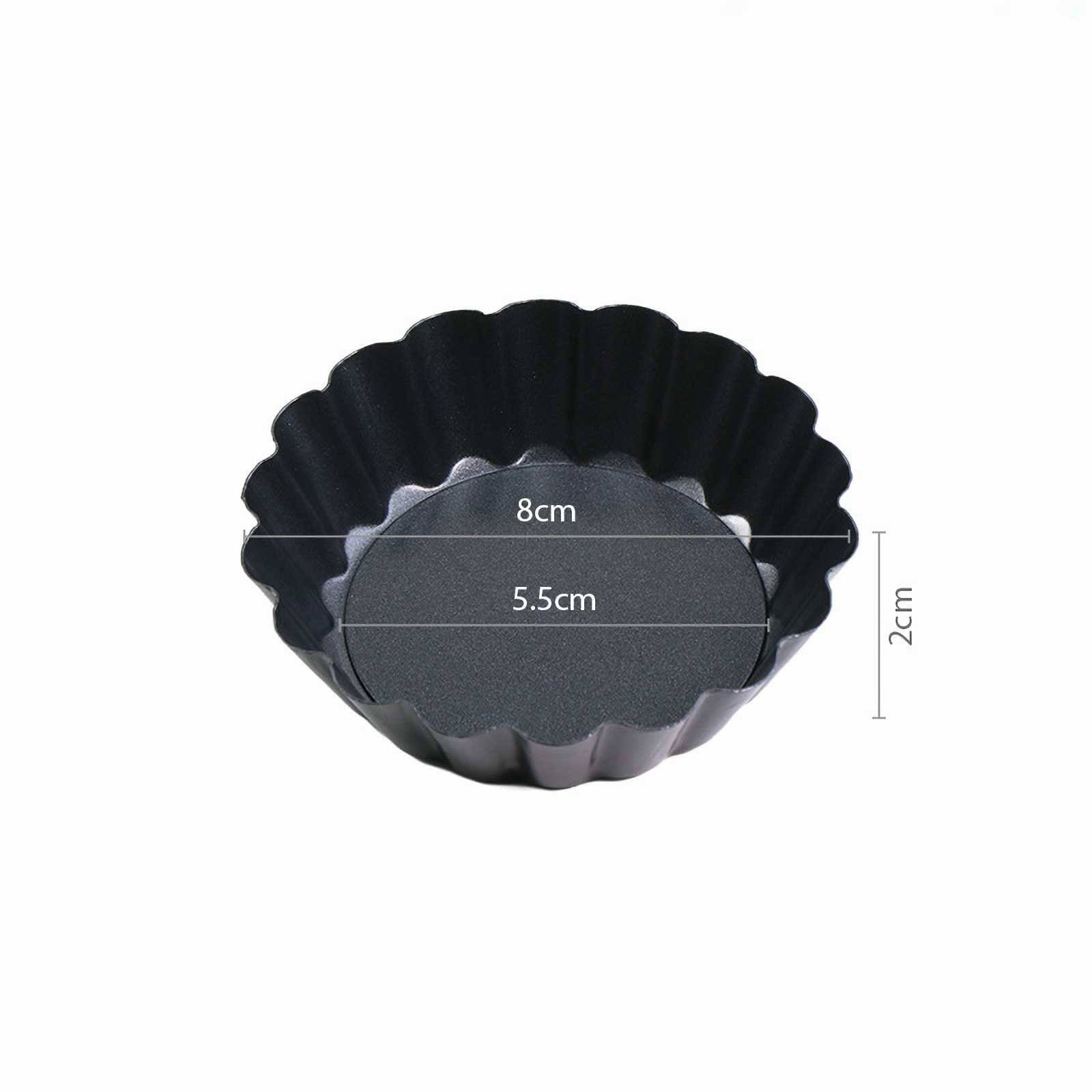 Eine dunkle, geriffelte Tarteform mit den angegebenen Maßen: 8 cm Durchmesser, 5,5 cm Boden und 2 cm Höhe, vor weißem Hintergrund.