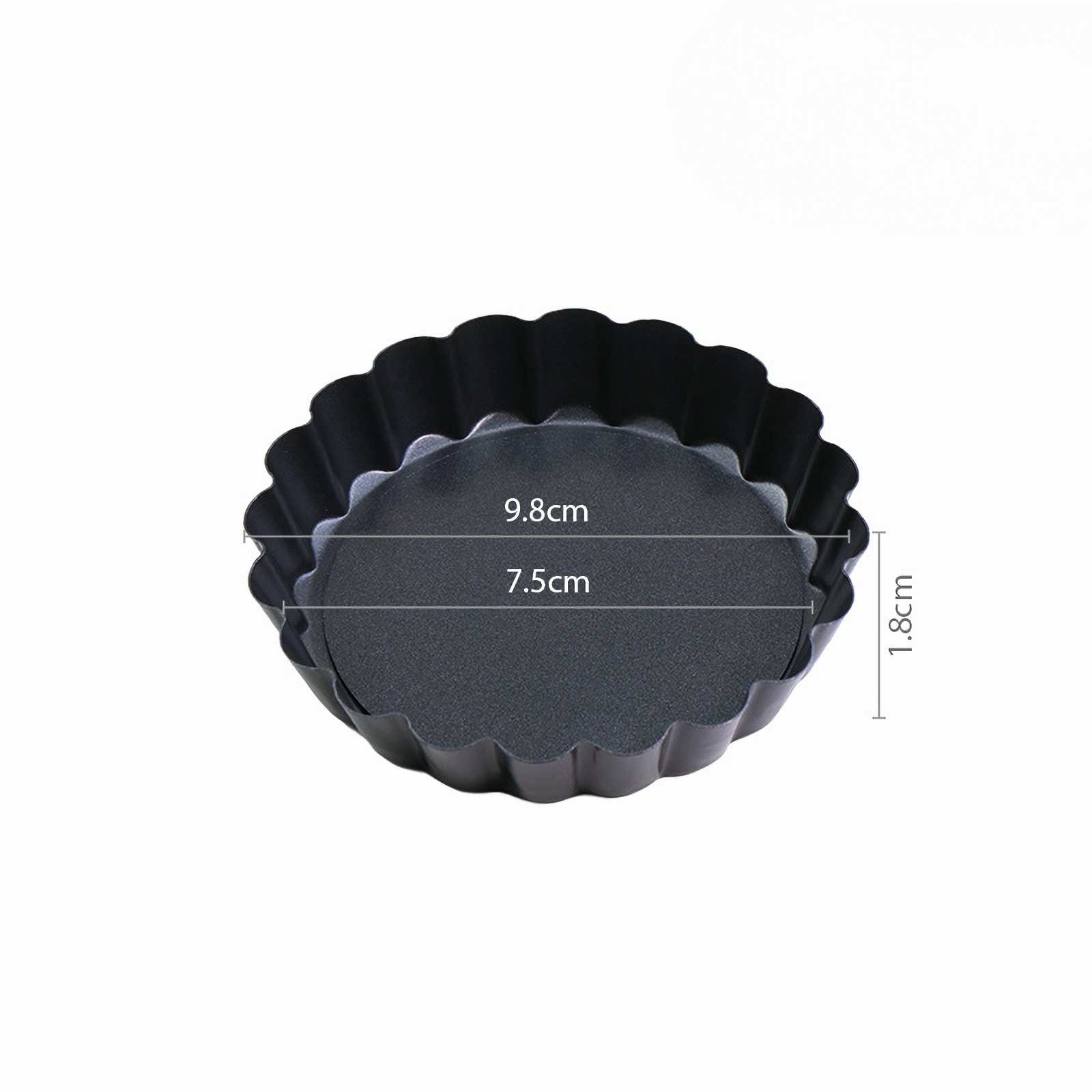 Eine schwarze, geriffelte Tarteform. Maße: 9,8 cm Durchmesser, 7,5 cm Basis und 1,8 cm Höhe. Weißer Hintergrund.