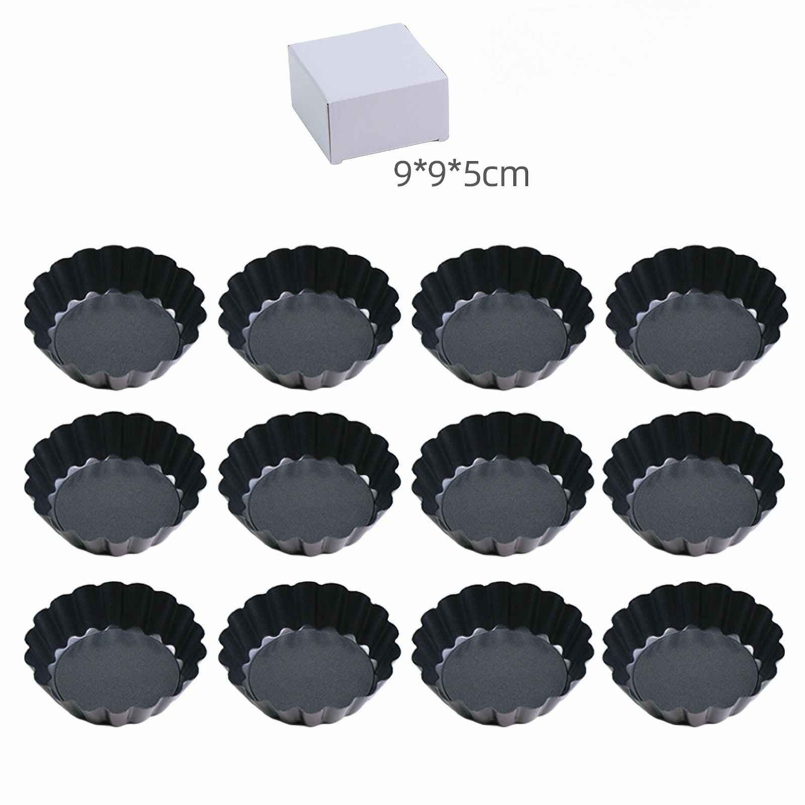 Das Bild zeigt zwölf schwarze Tarteformen mit einer weißen Box oben. Die Abmessungen sind mit 9*9*5cm angegeben.