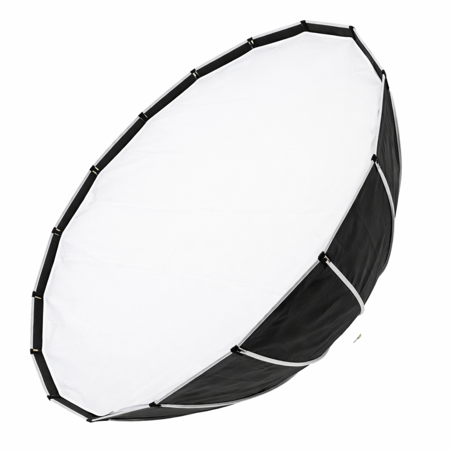 Eine ovale Softbox für die Fotografie. Es hat ein weißes Innere und ein schwarzes Äußere. Der Rahmen ist silber.