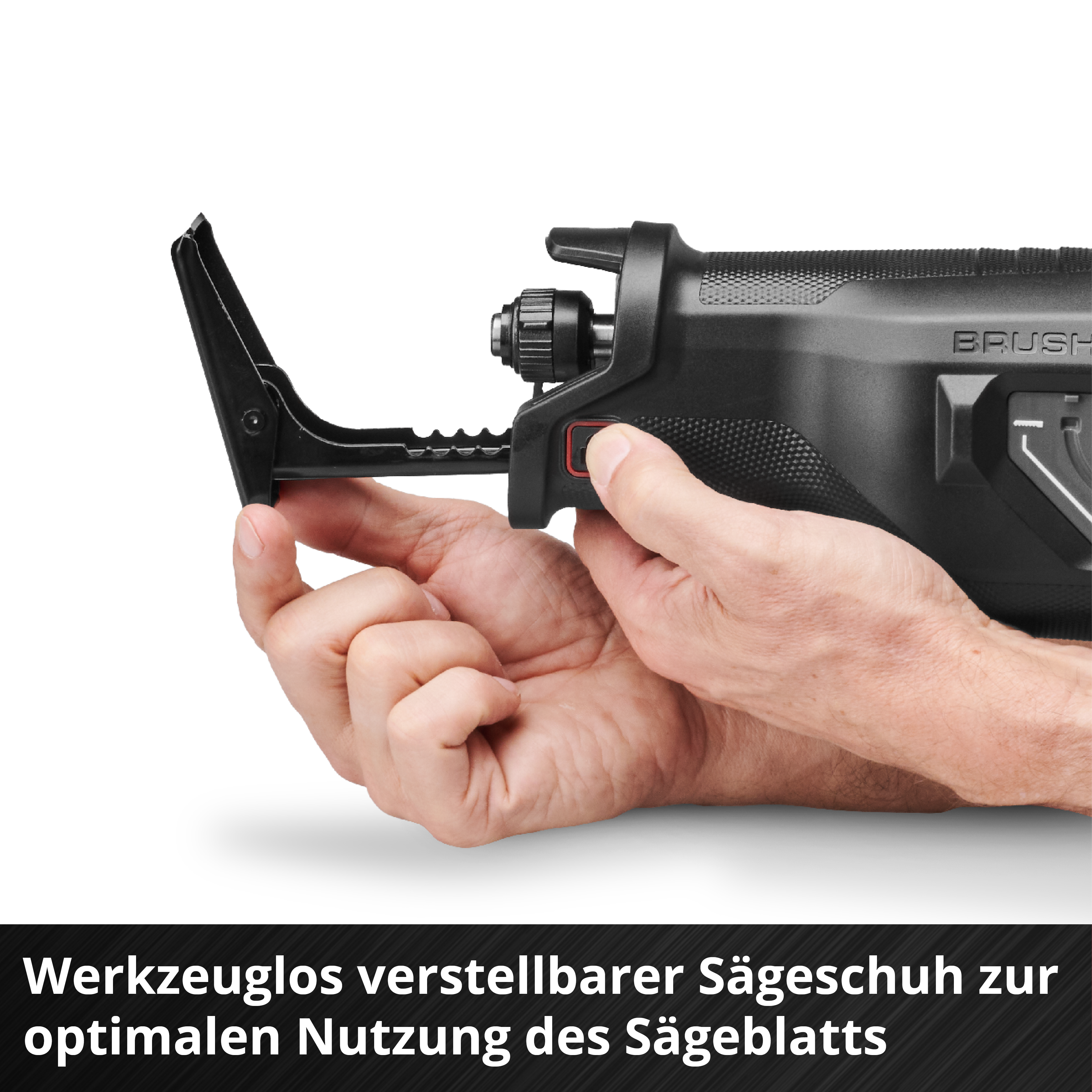 Hände justieren eine schwarze Säbelsäge. Die Säge steht vor weißem Hintergrund.