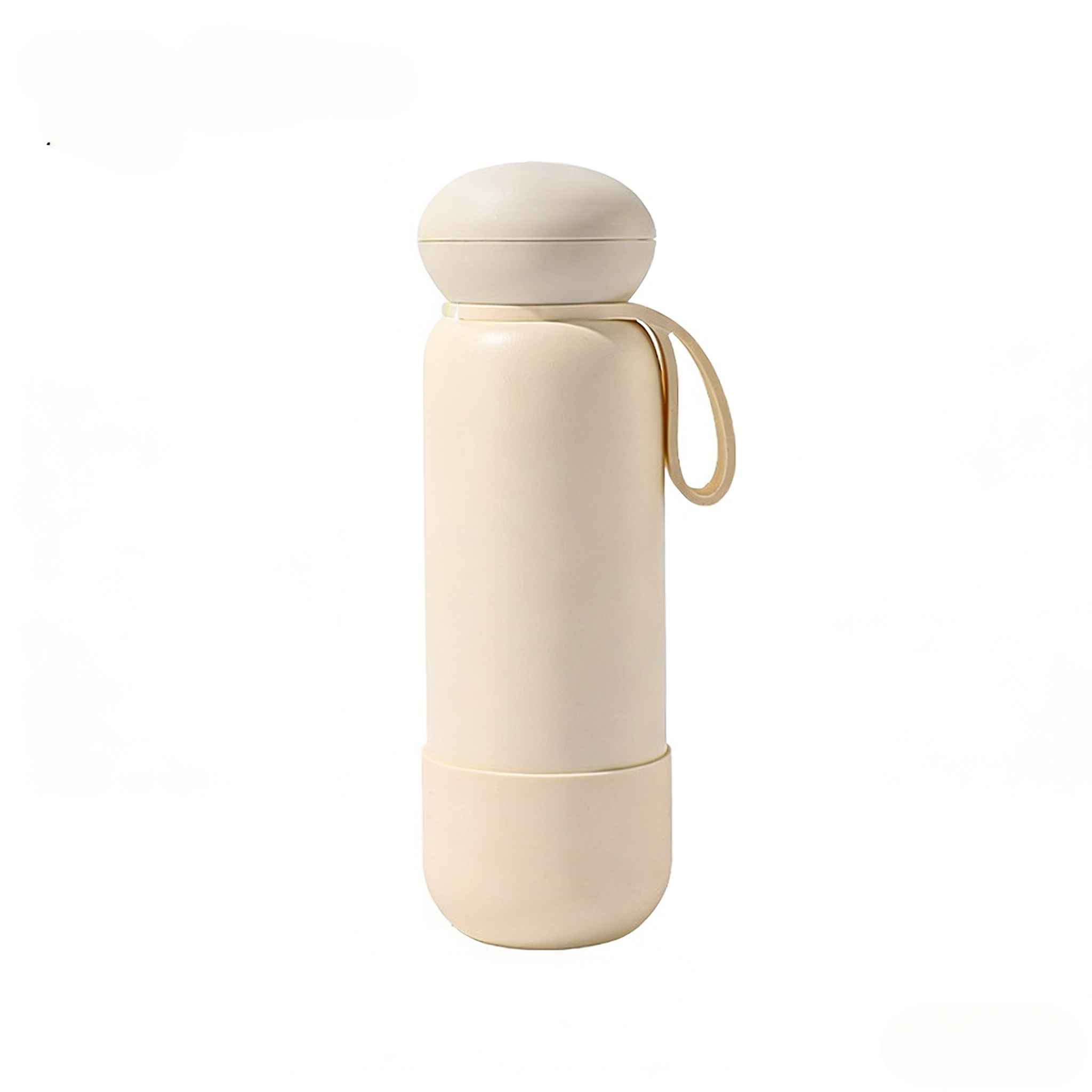 Eine beige Thermoskanne mit rundem Deckel und Boden. Sie hat einen Griff. Der Hintergrund ist weiß.