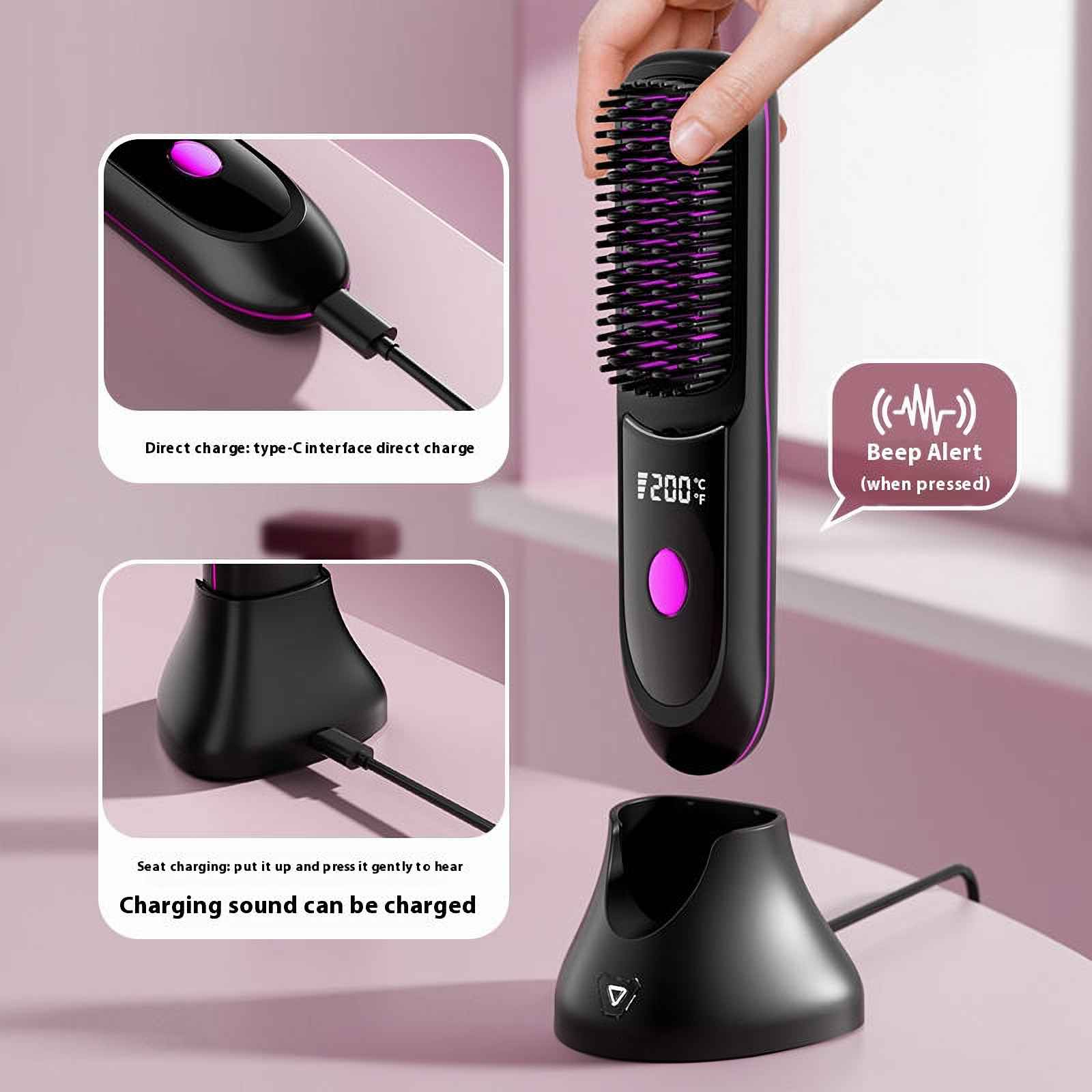 Ein schwarzes Haarglätteisen mit lilafarbenen Akzenten, eine Ladestation und ein Ladekabel. Das Glätteisen hat ein digitales Display.
