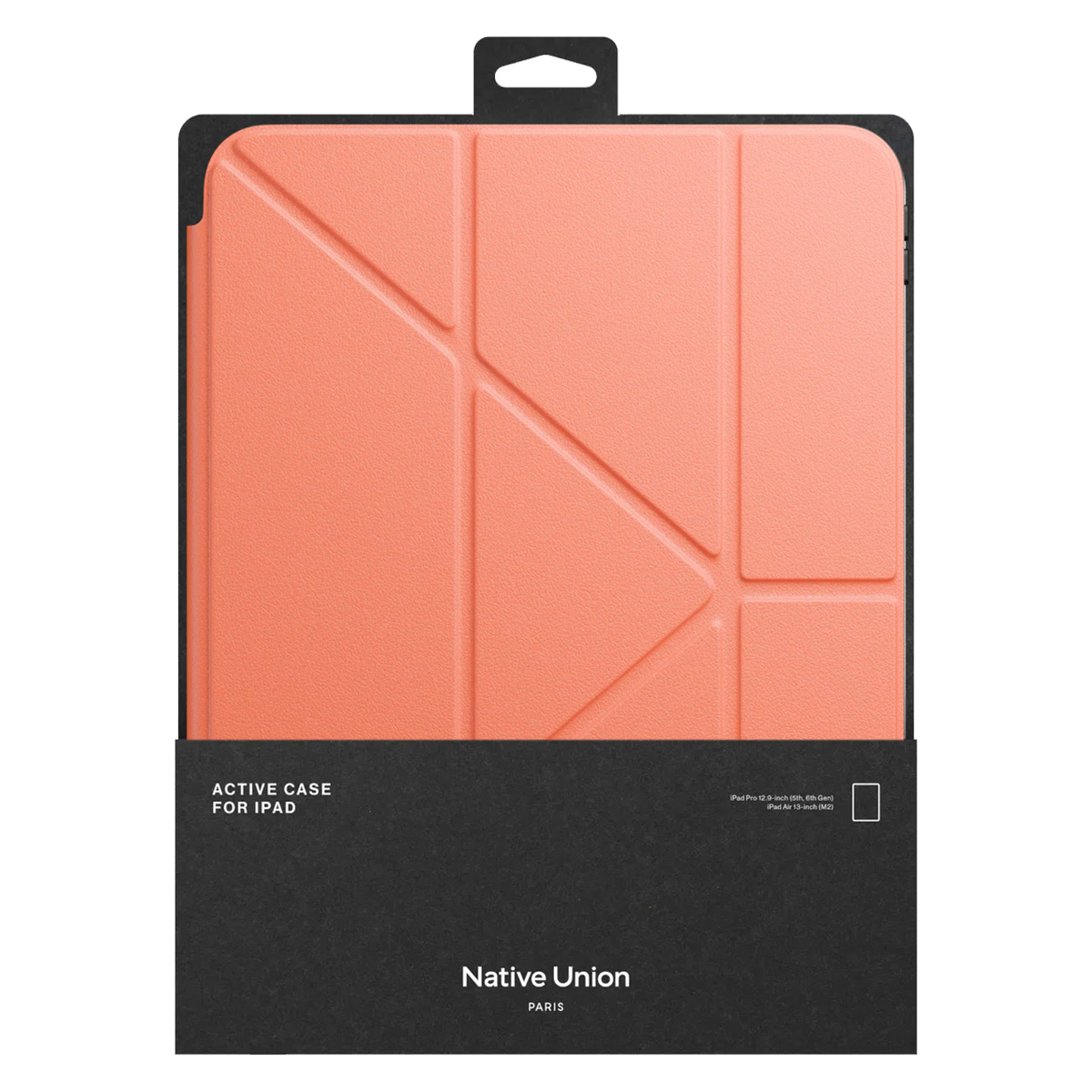 Una custodia per iPad color corallo. Ha un design geometrico ed è confezionata in una scatola nera. Il marchio Native Union è visibile.