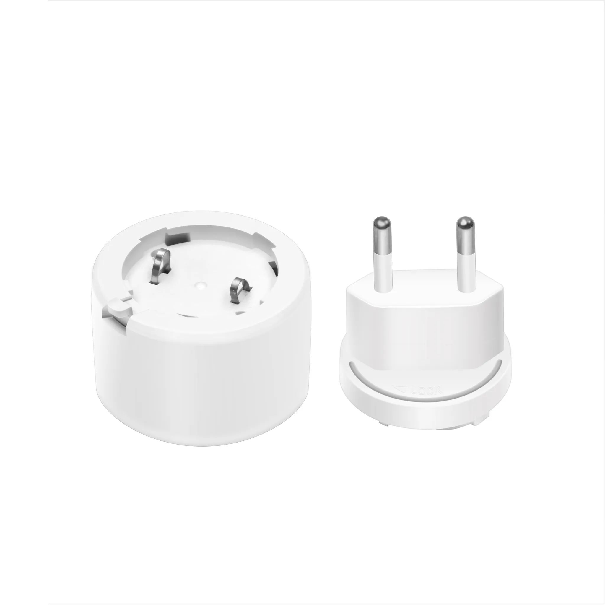 Zwei weiße Netzadapter auf weißem Hintergrund. Einer ist rund mit Löchern, der andere hat zwei Metallstifte.