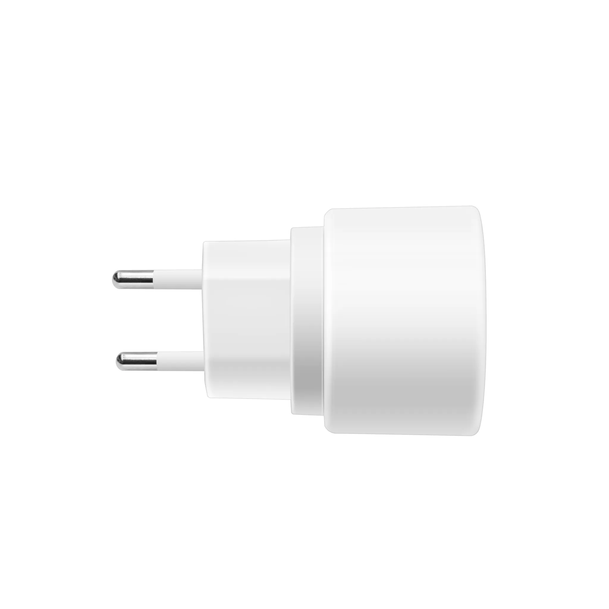 Ein weißer europäischer Steckeradapter auf weißem Hintergrund. Er hat zwei silberne Stifte und einen runden Körper.