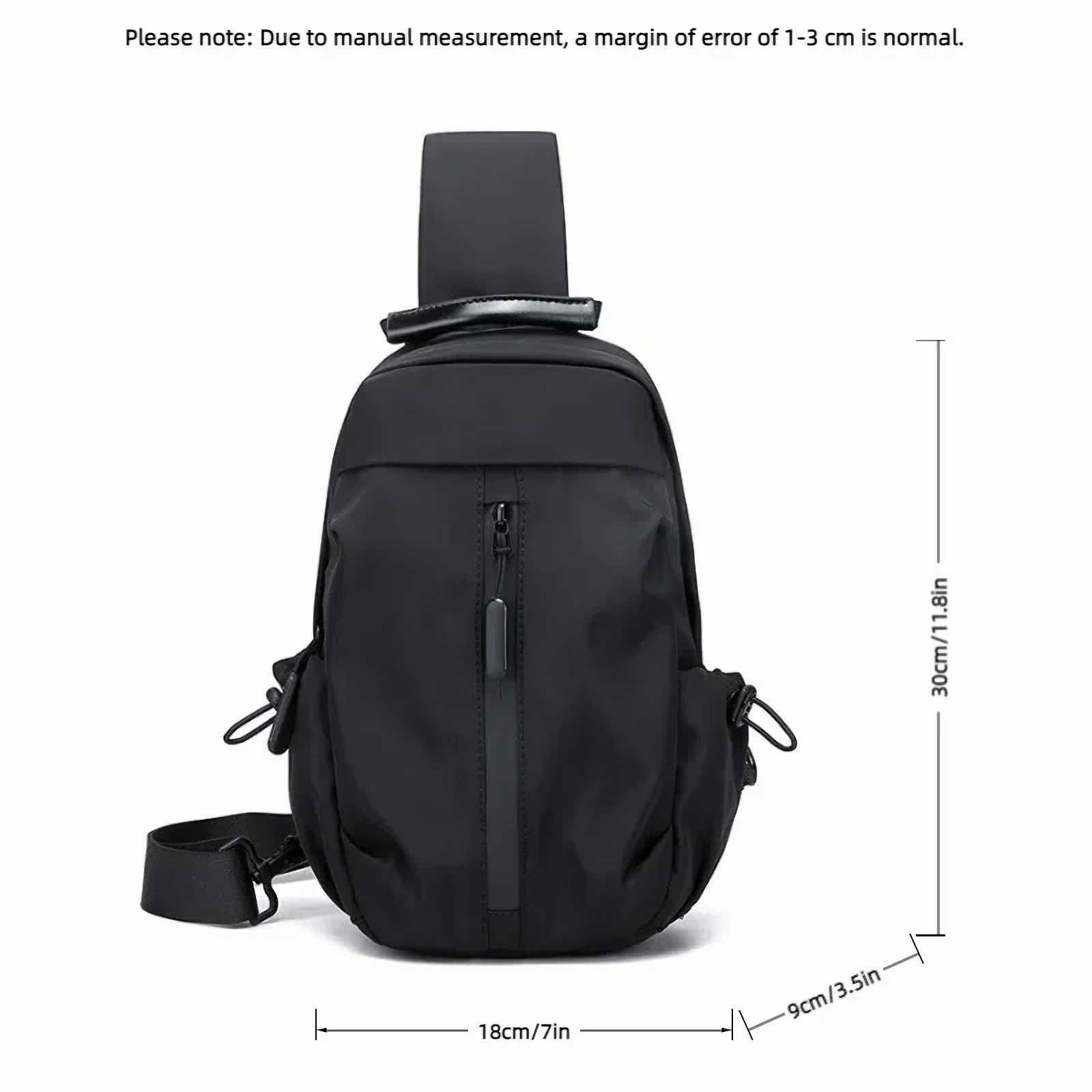 Schwarze Umhängetasche mit Maßen: 18 cm/7 Zoll breit, 9 cm/3,5 Zoll tief, 30 cm/11,8 Zoll hoch.