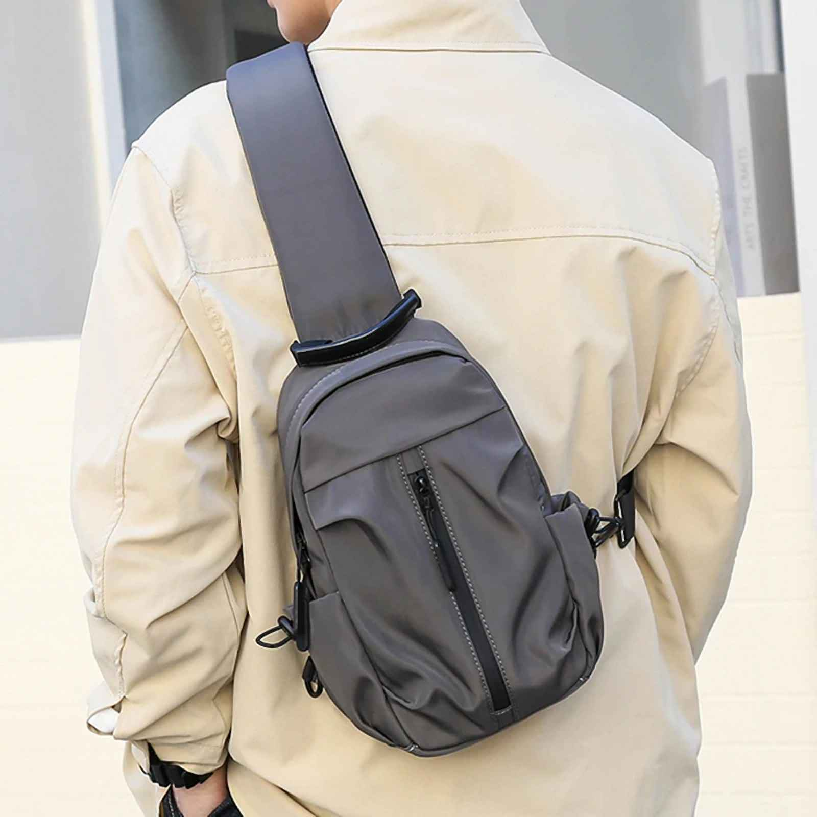 Eine Person von hinten, die eine beige Jacke und eine graue Umhängetasche trägt.