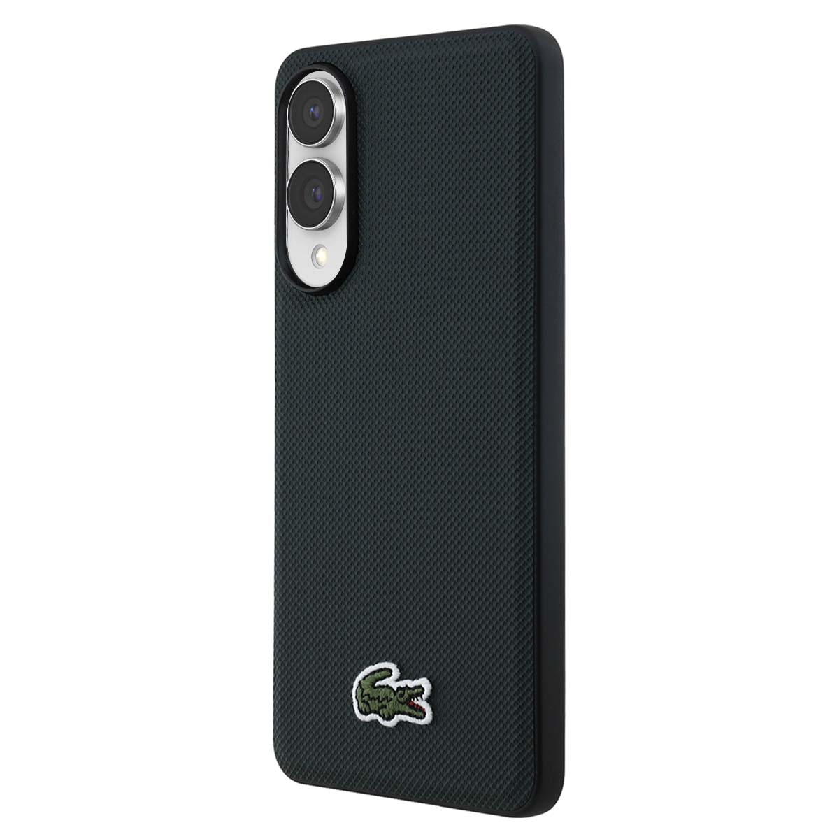 Funda de teléfono verde oscuro con superficie texturizada, logo Lacoste y módulo de cámara.