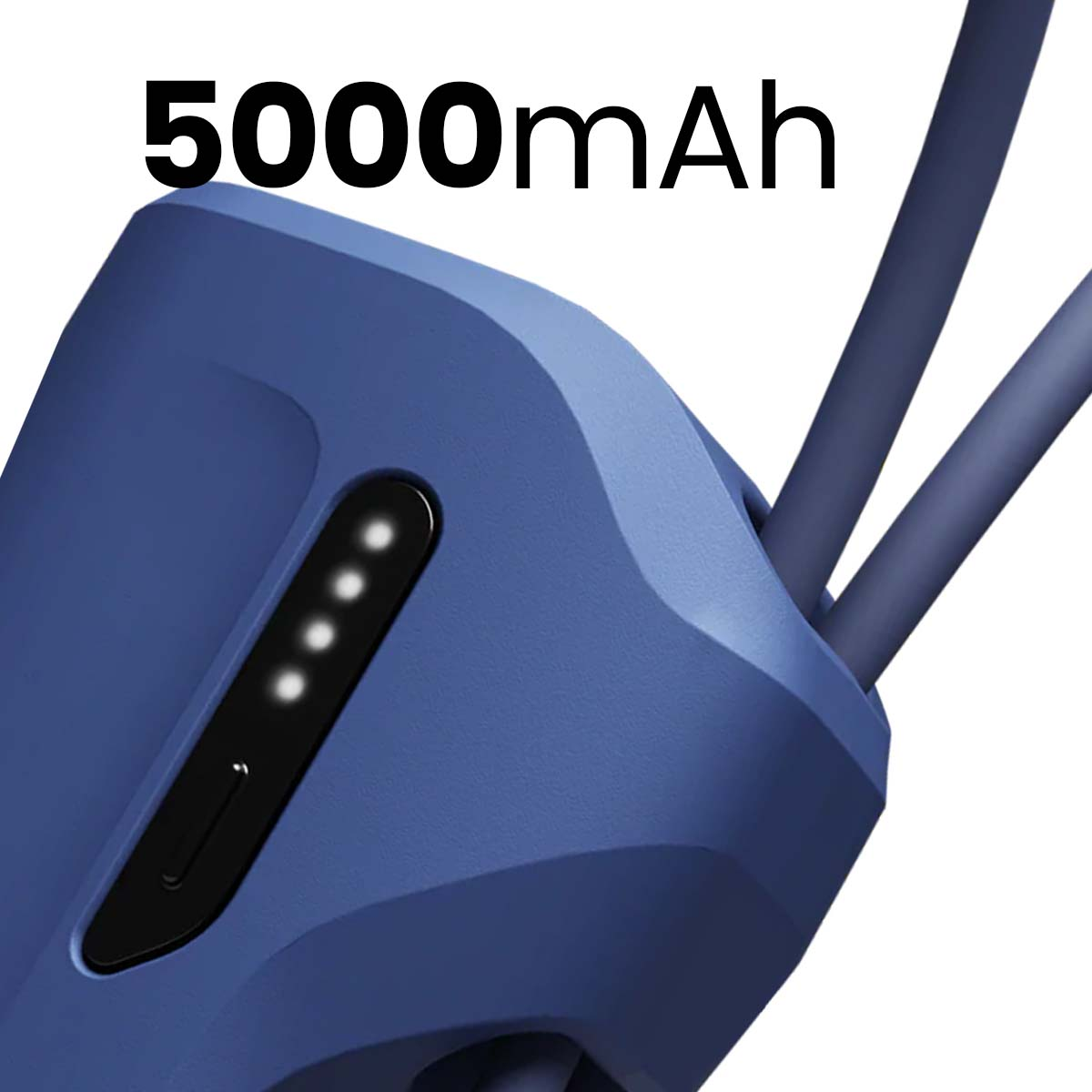 Dispositivo blu con testo 5000mAh. Ha un indicatore di alimentazione con quattro luci bianche. I cavi escono dal dispositivo.