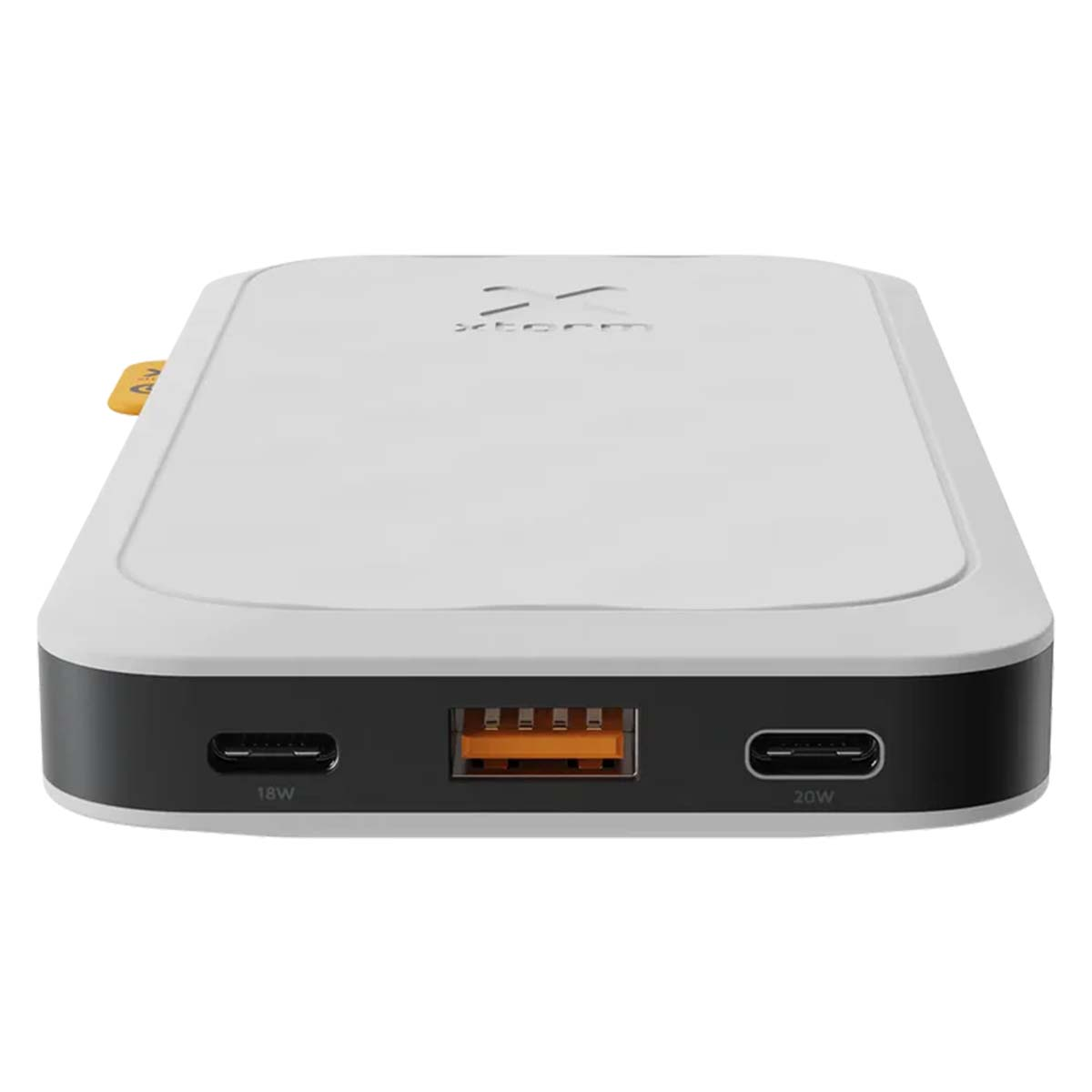 Une batterie externe blanche et noire avec un port USB et deux ports USB-C. Le dessus porte le logo X-storm.