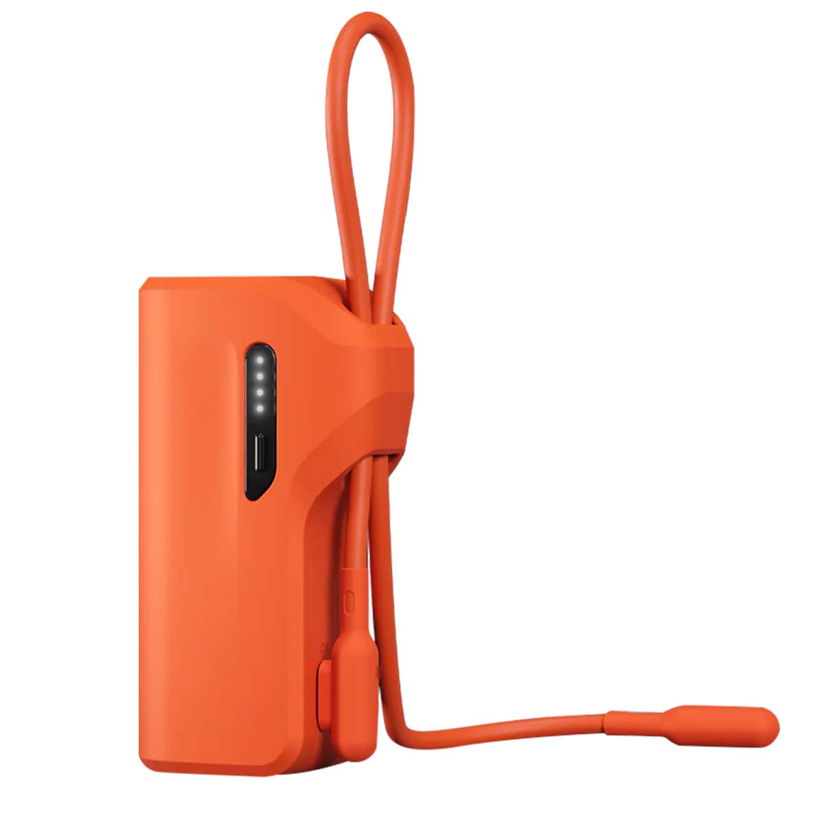 Eine orangefarbene Powerbank mit Schlaufe und angeschlossenem Kabel. Sie verfügt über Kontrollleuchten und einen Ladeanschluss, vor weißem Hintergrund.