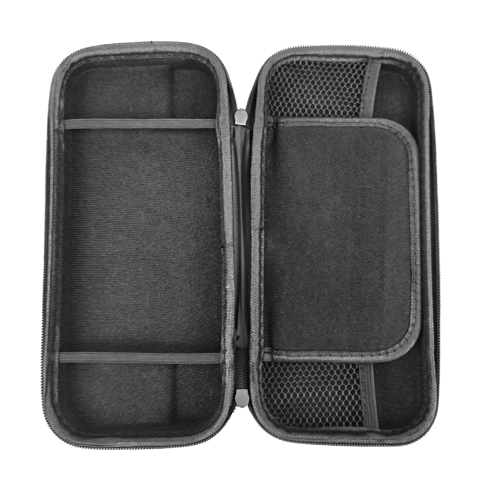 Otwarty czarny futerał z zamkiem błyskawicznym. Wewnątrz przegródki i elastyczne paski. Obecna kieszeń z siatki.
