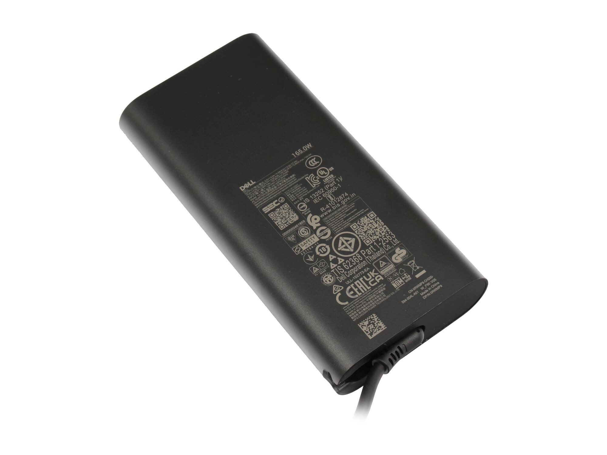 Ein schwarzes Dell-Laptop-Netzteil auf weißem Untergrund. Es hat Etiketten mit Text und Logos sowie ein Netzkabel.