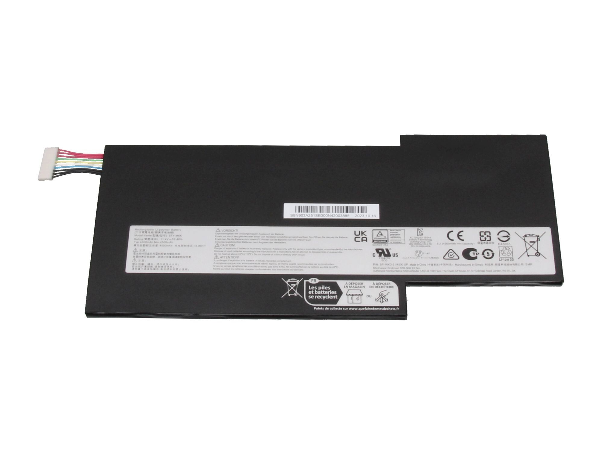 Ein schwarzer Laptop-Akku mit weißem Stecker und verschiedenen Etiketten. Der Akku hat Sicherheitszertifizierungen und Recyclingsymbole.